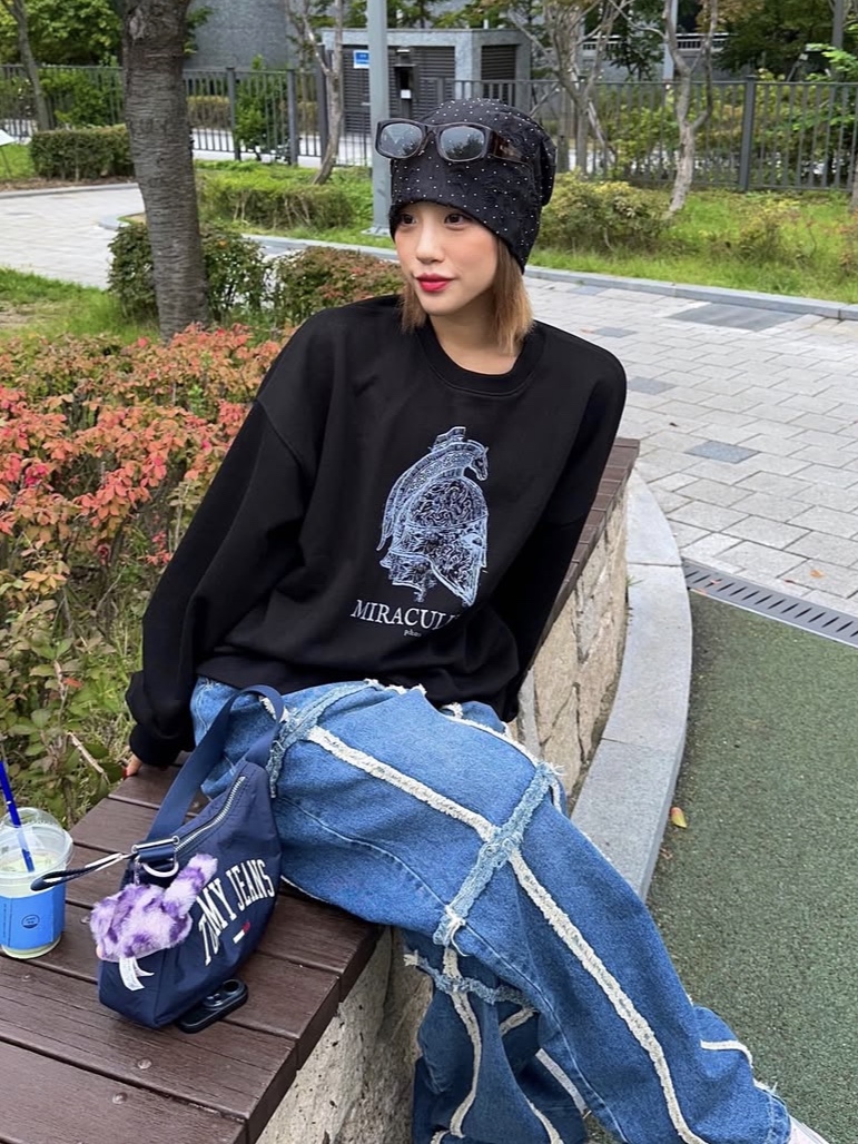 PHOS333 Miraculum Bascinet Sweatshirt Black, PHOS333 Miraculum Bascinet Sweatshirt Oatmeal 착용 스타일 - 2
