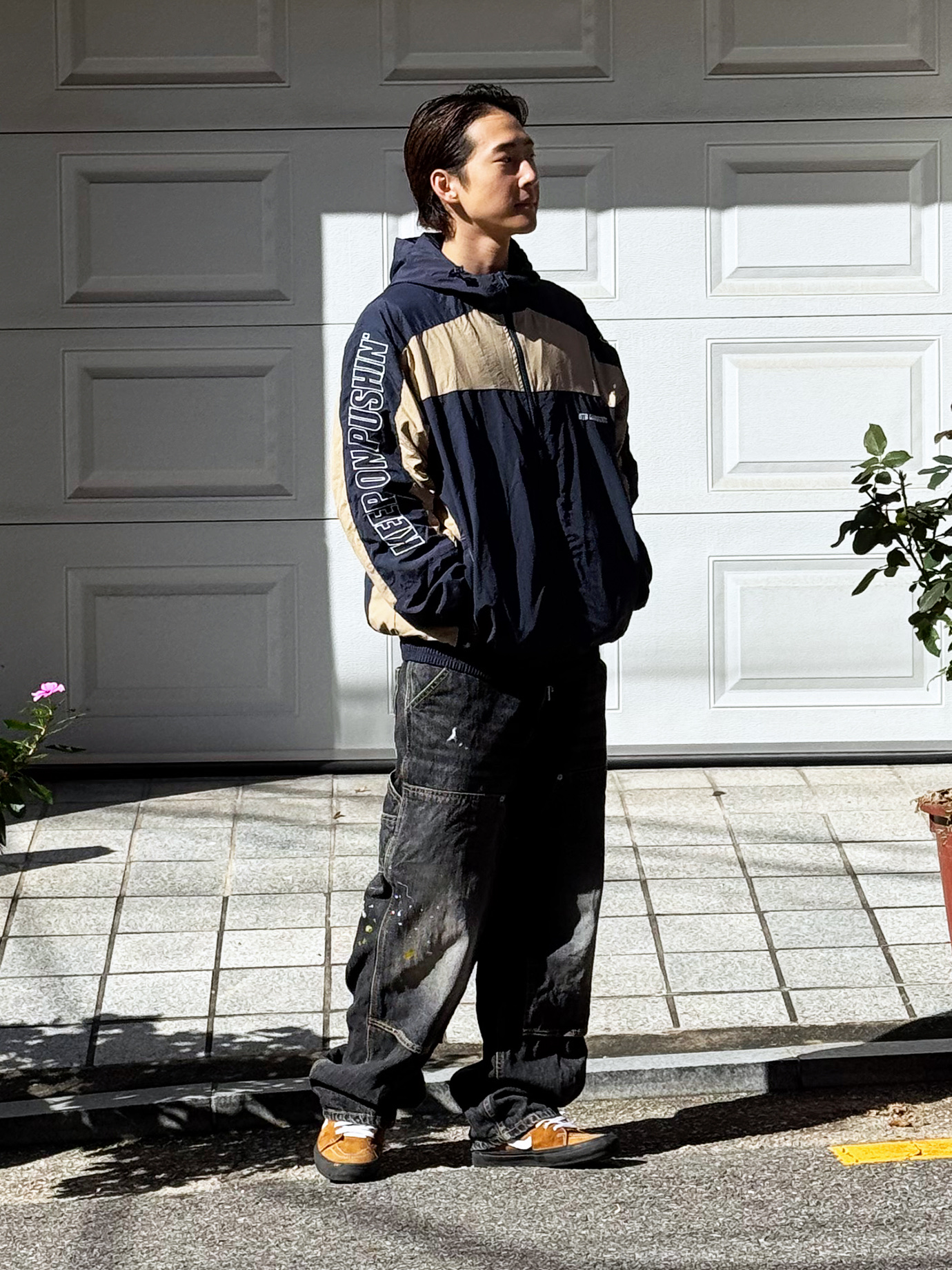 QT8 Garments Retro Hooded Track Jacket Navy/Beige, QT8 GARMENTS Painted Double Knee Washed Pants Black 착용 스타일 - 1