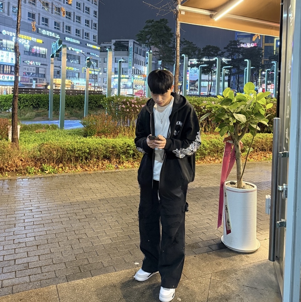 Chrome Hearts Horseshoe Floral Fleece Zip-Up Hoodie Black, Jordan 4 Retro White and Black 착용 스타일