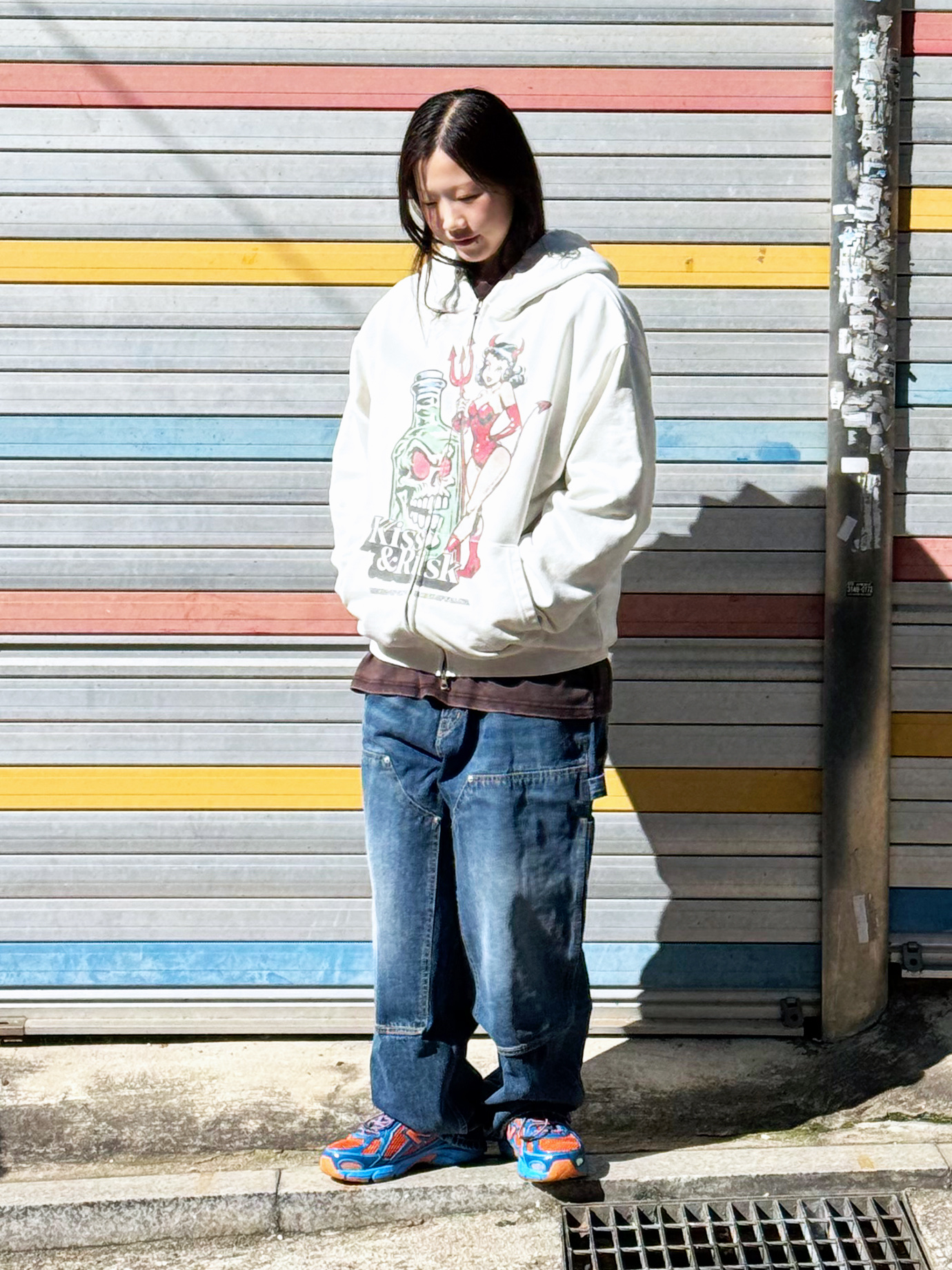 QT8 GARMENTS Kiss & Risk Washed Zip-up Hoodie Ecru, QT8 GARMENTS Double Knee Washed Pants Blue 착용 스타일 - 1