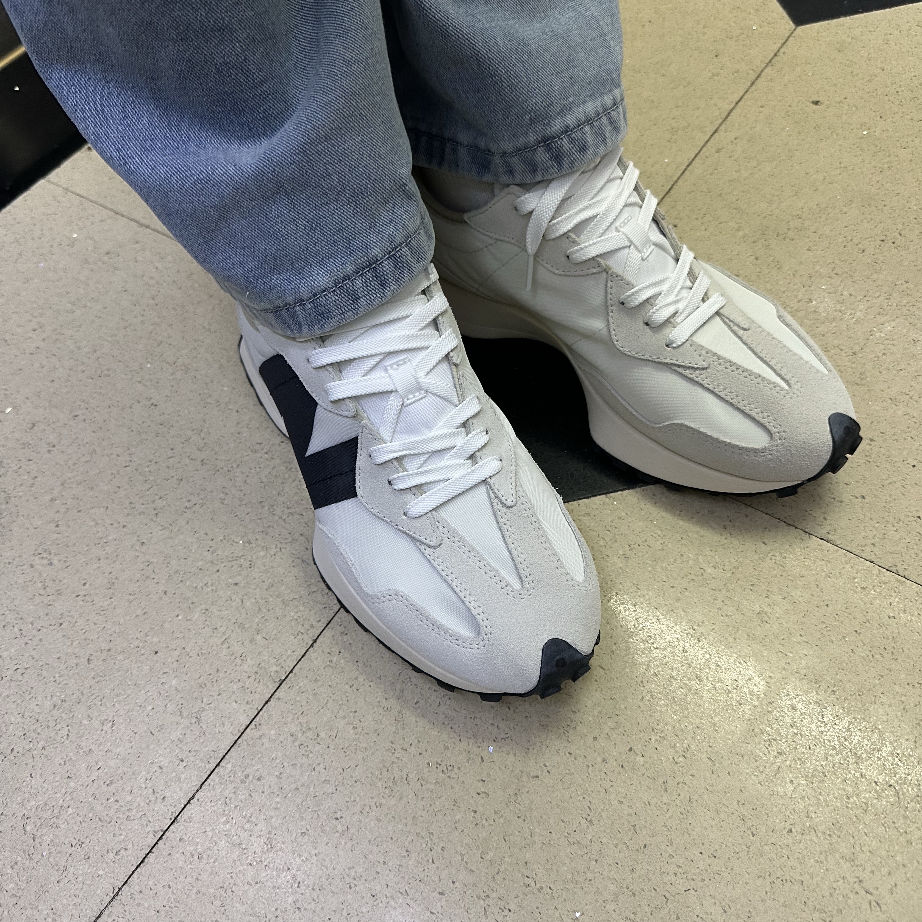 New Balance 327 White Black 착용 스타일