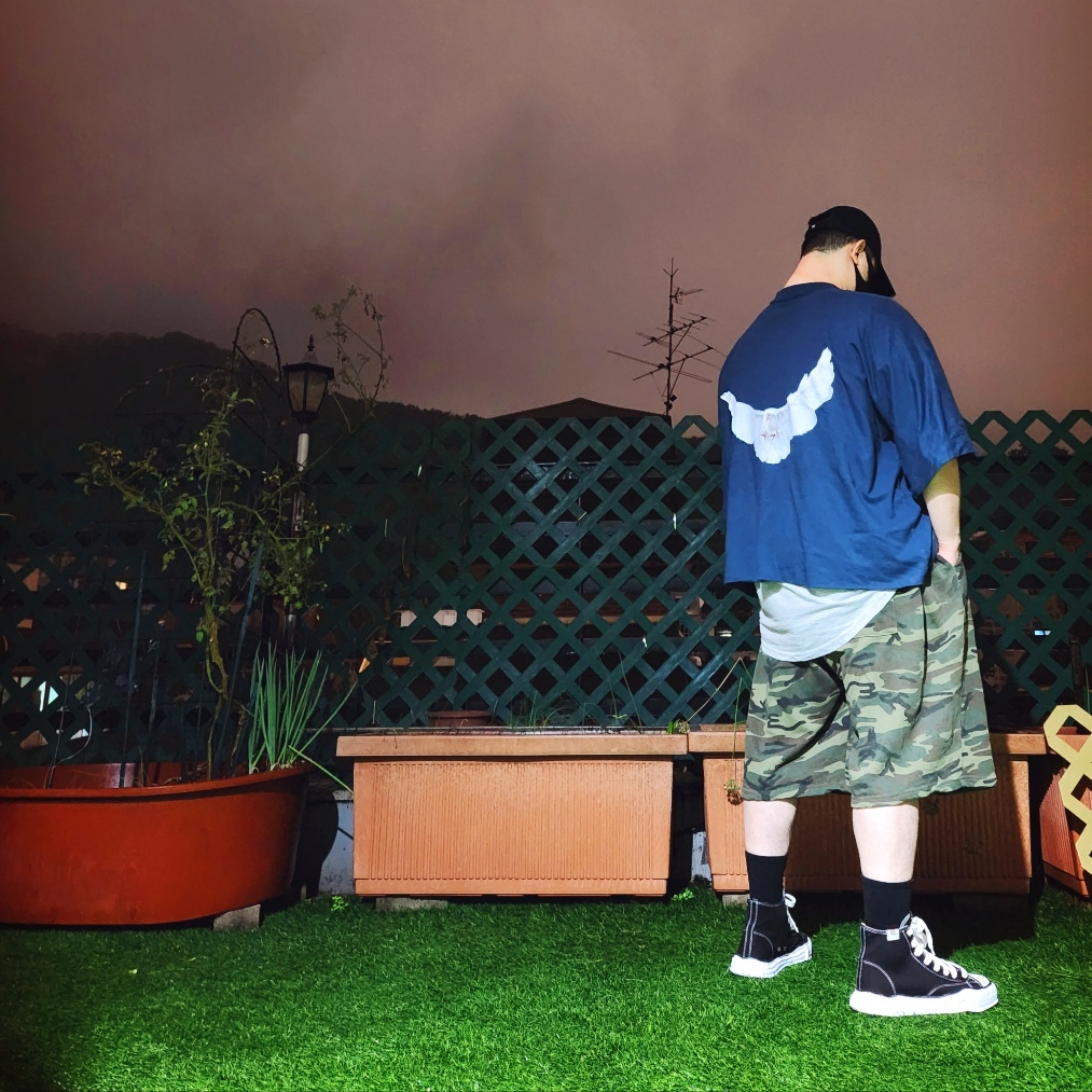 Yeezy Gap Engineered By Balenciaga Logo Cap Black, Yeezy Gap Engineered By Balenciaga Dove No Seam T-Shirt Dark Blue 착용 스타일 - 3