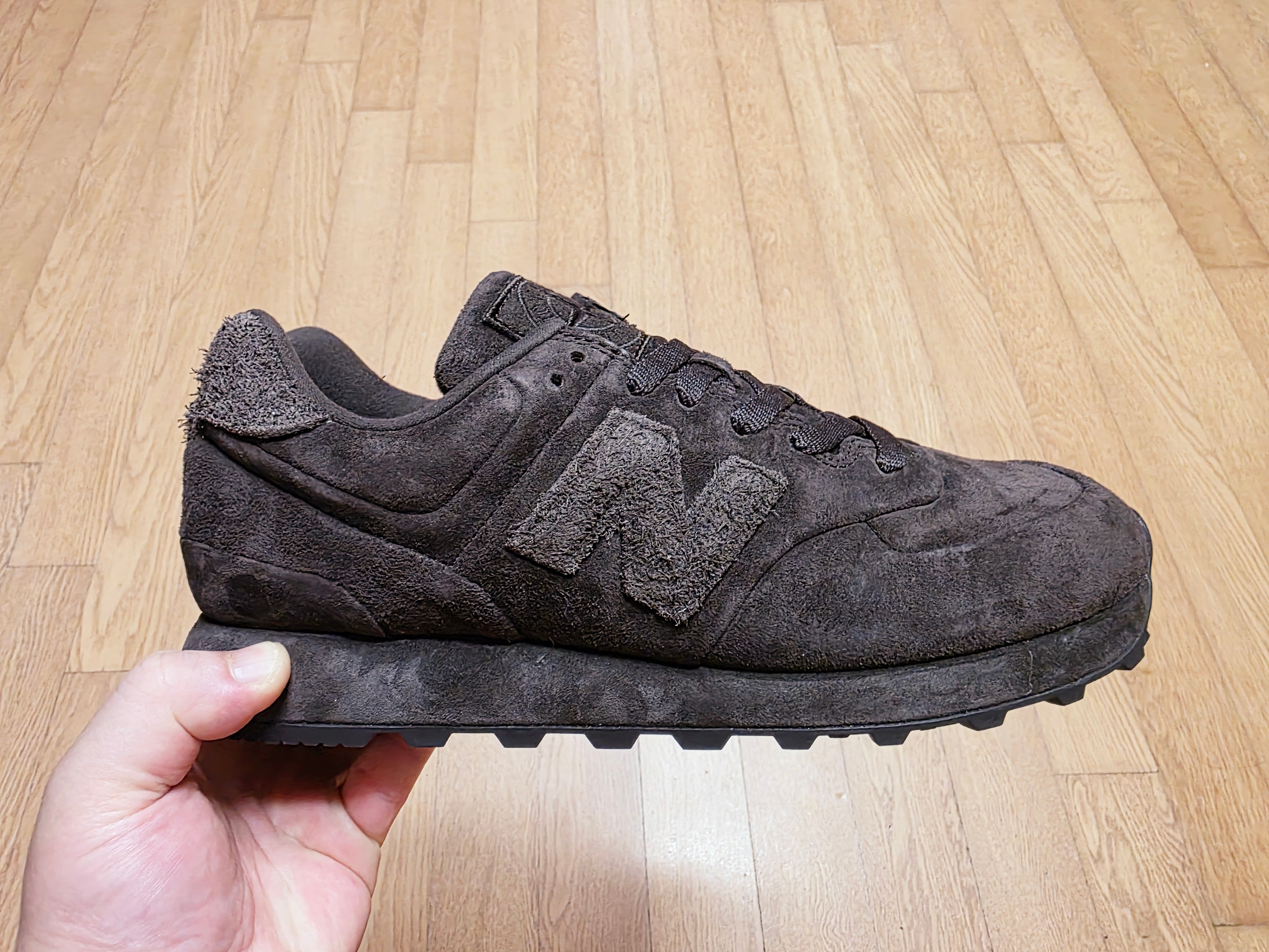 New Balance x Stone Island 574 Ghost Dark Brown 착용 스타일 - 3