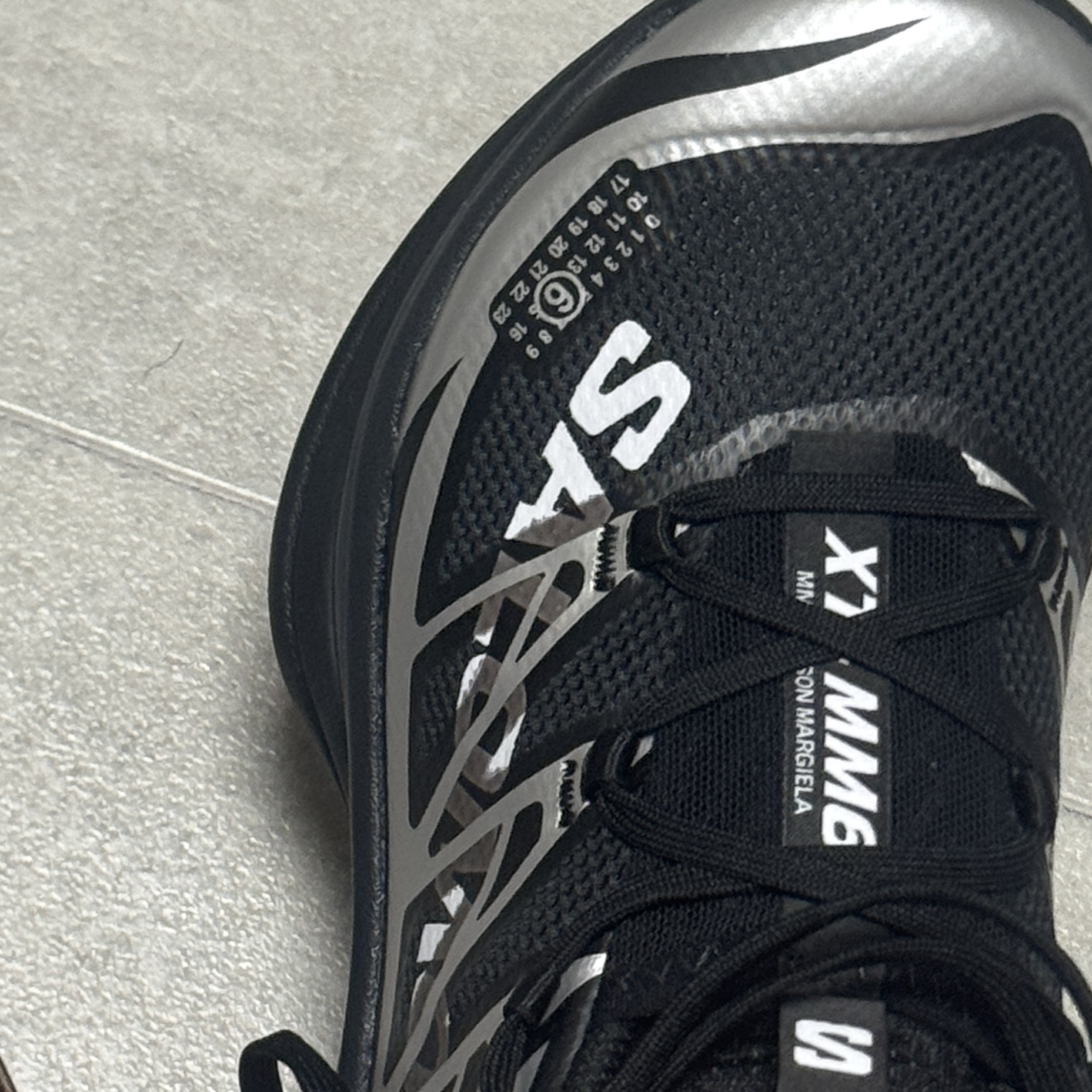 Salomon x MM6 Masion Margiela XT-MM6 Black Ftw Silver 착용 스타일 - 4