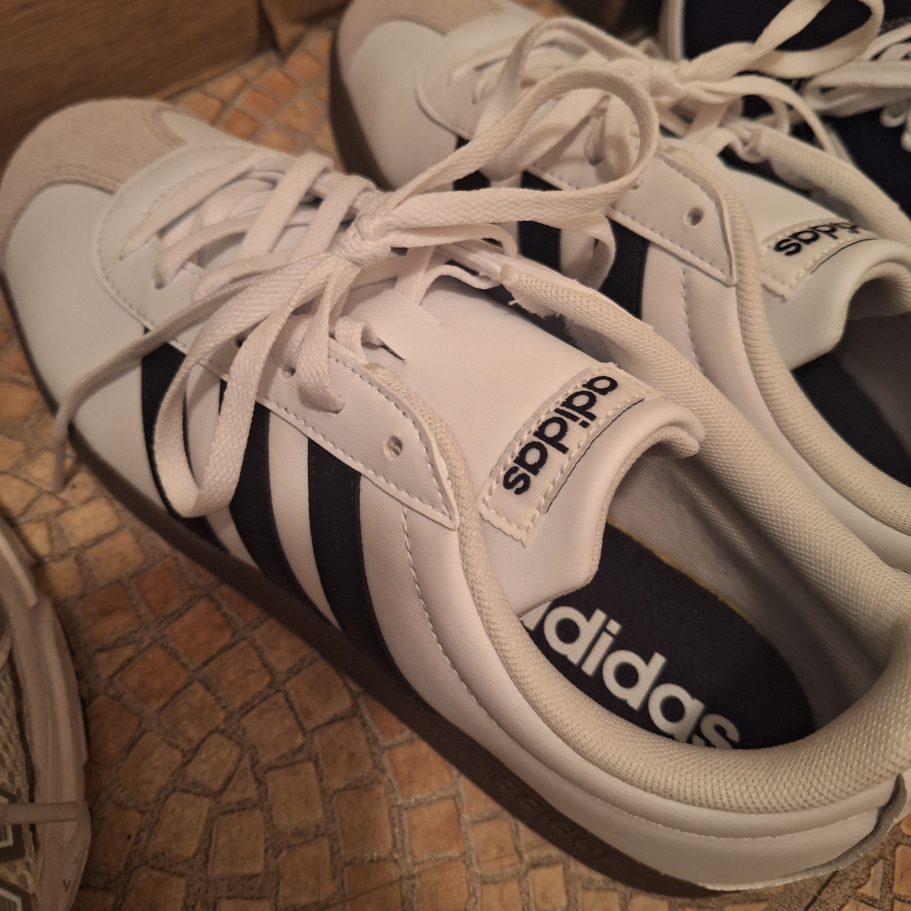 Adidas VL Court Base Cloud White Core Black 착용 스타일 - 1