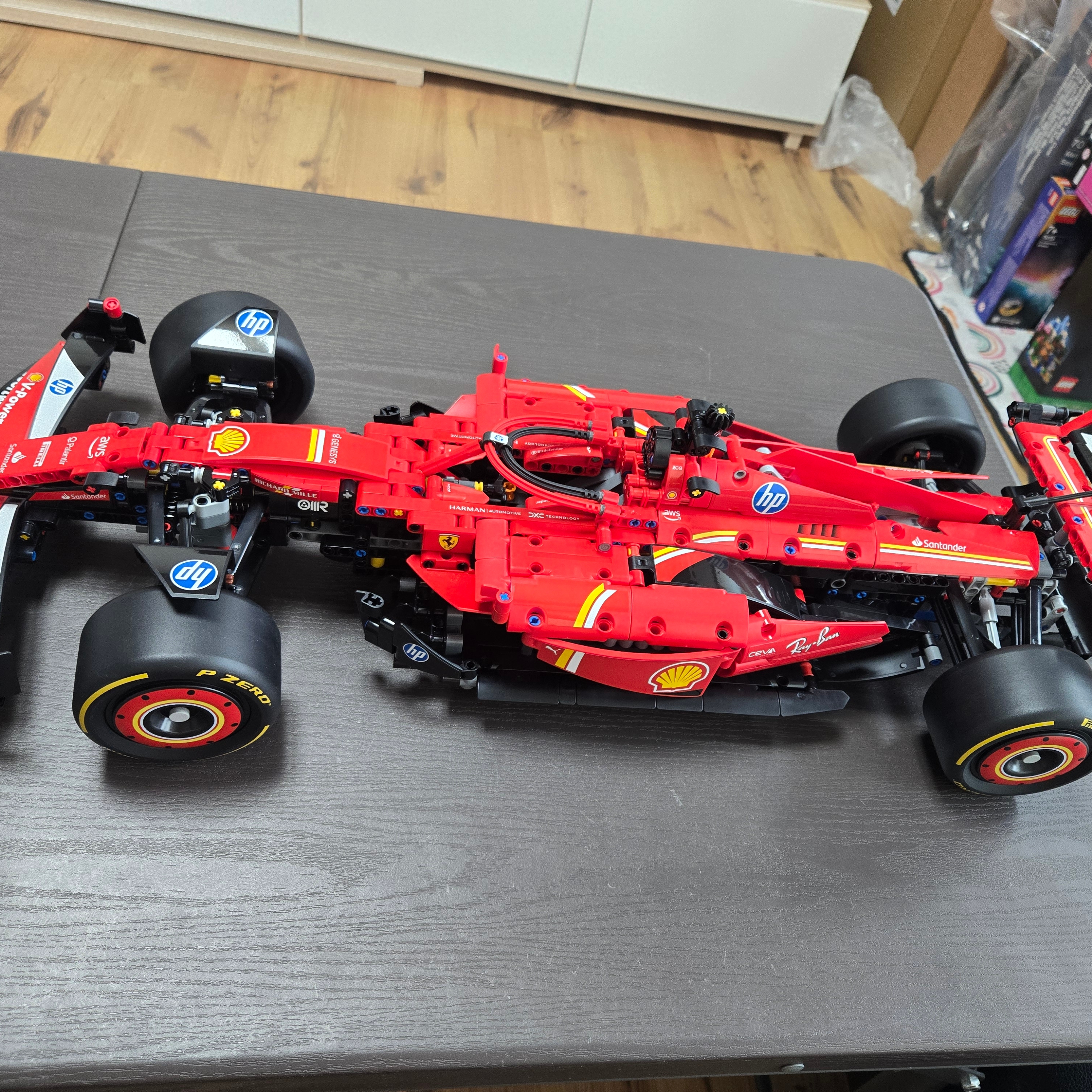 Lego Ferrari SF-24 F1 Car 착용 스타일 - 2