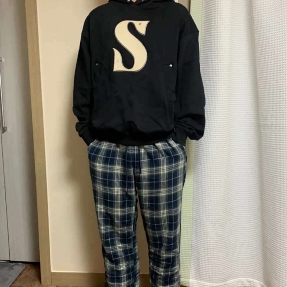 SATUR Rivet Applique Pocket Logo Hoodie Classic Navy 착용 스타일