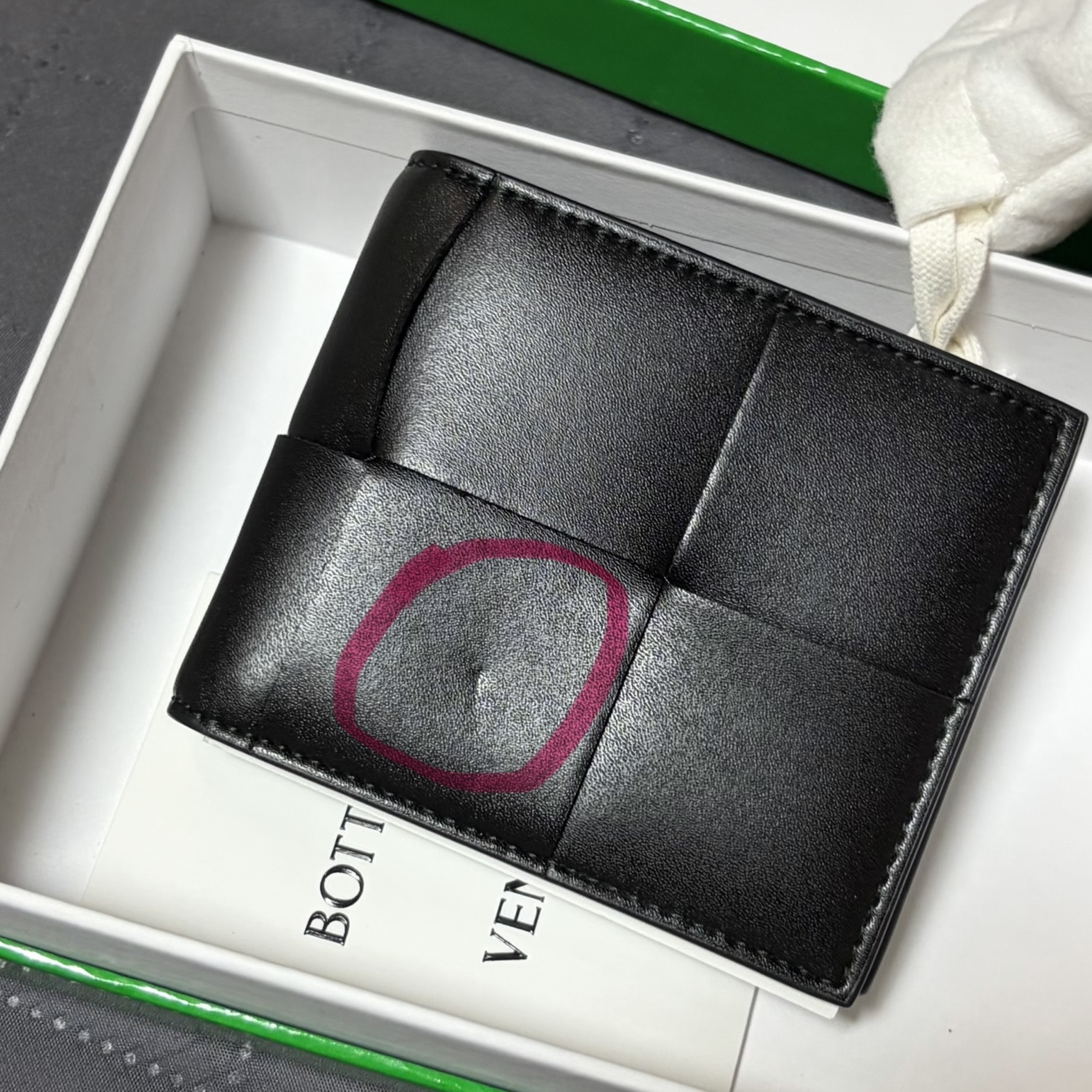 Bottega Veneta Bi-Fold Wallet Black 착용 스타일