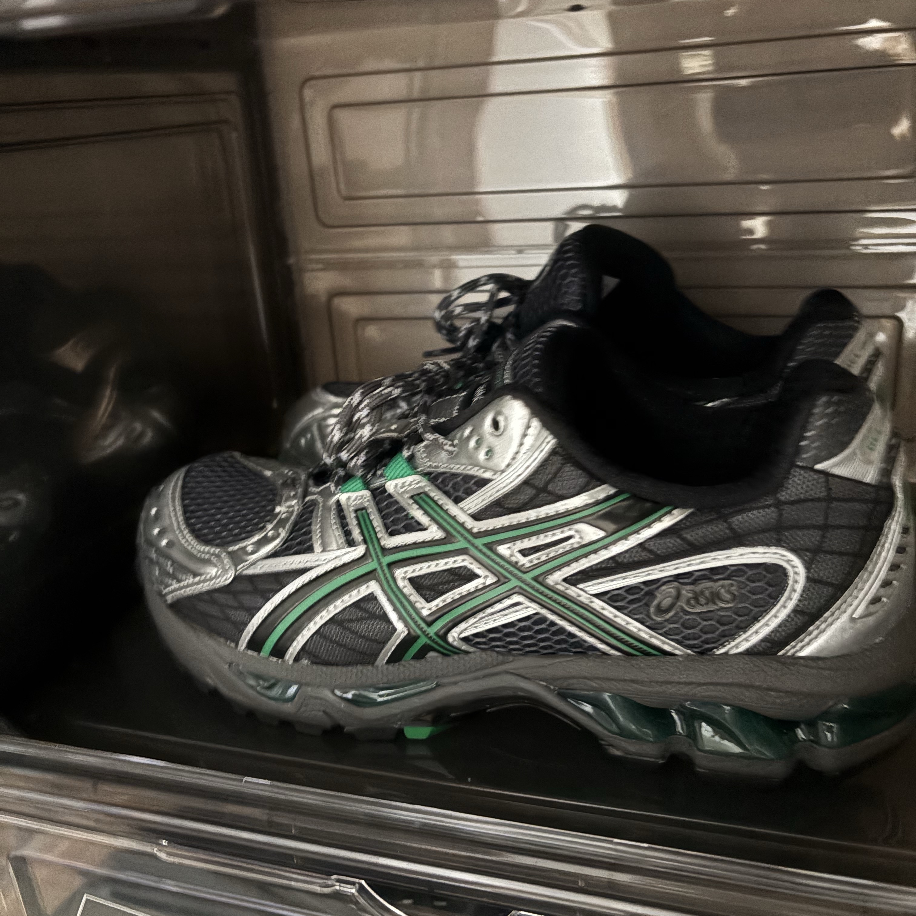 Asics Gel-Nimbus 10.1 Obsidian Grey Green Basil 착용 스타일