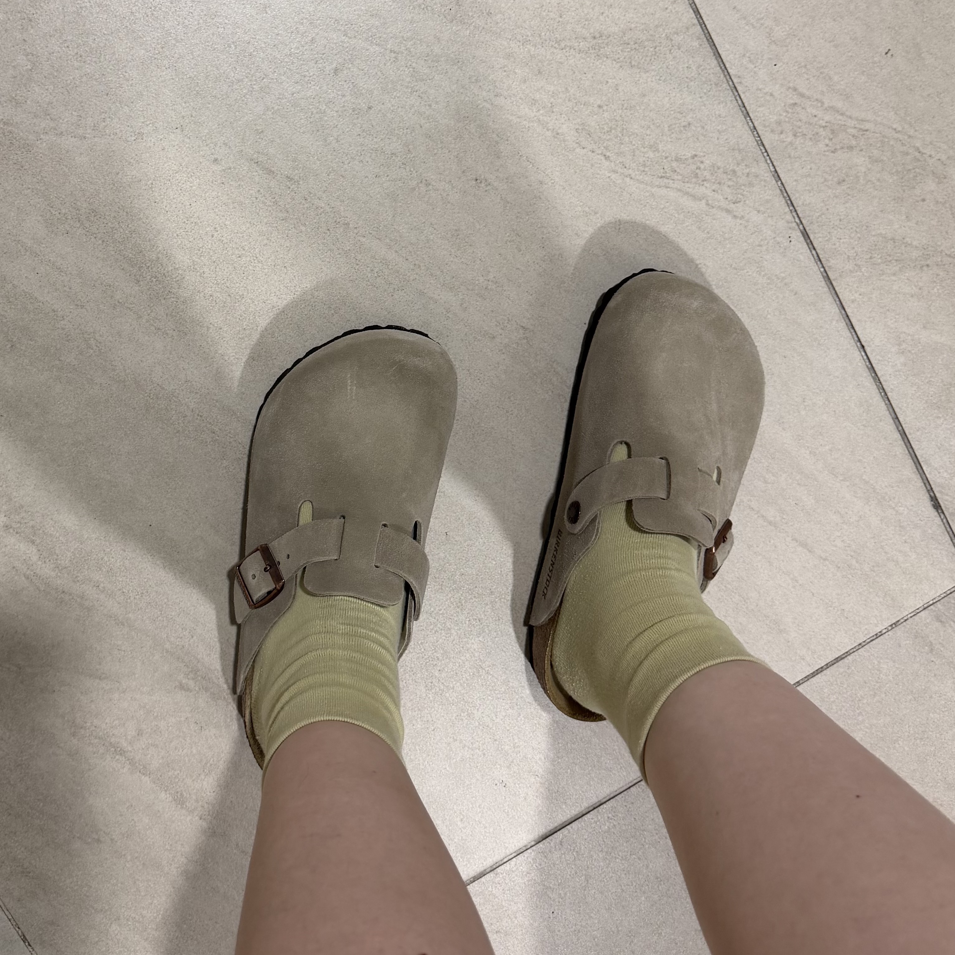 Birkenstock Boston Soft Footbed Taupe - Regular 착용 스타일