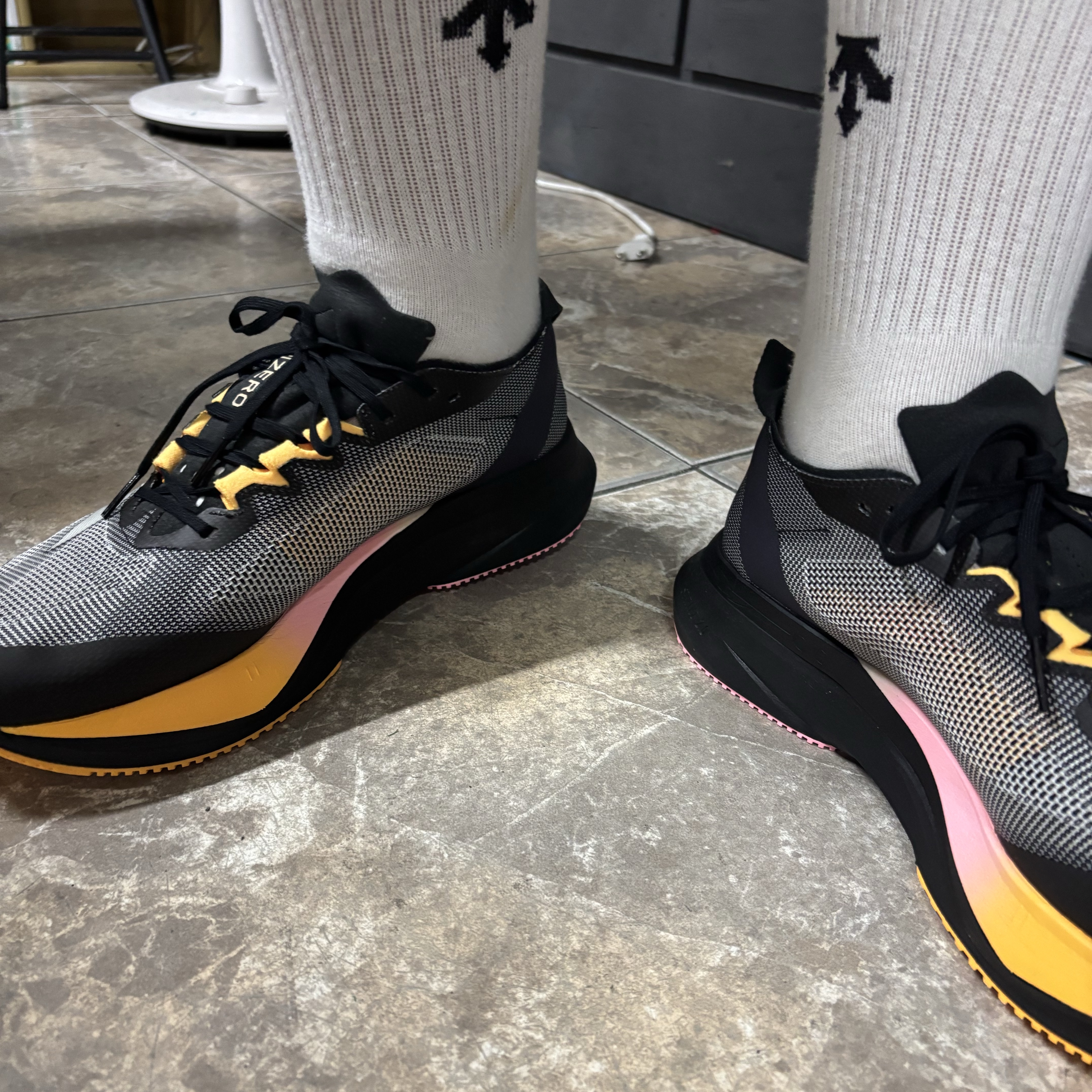 Adidas Adizero Boston 12 Core Black Zero Metalic 착용 스타일