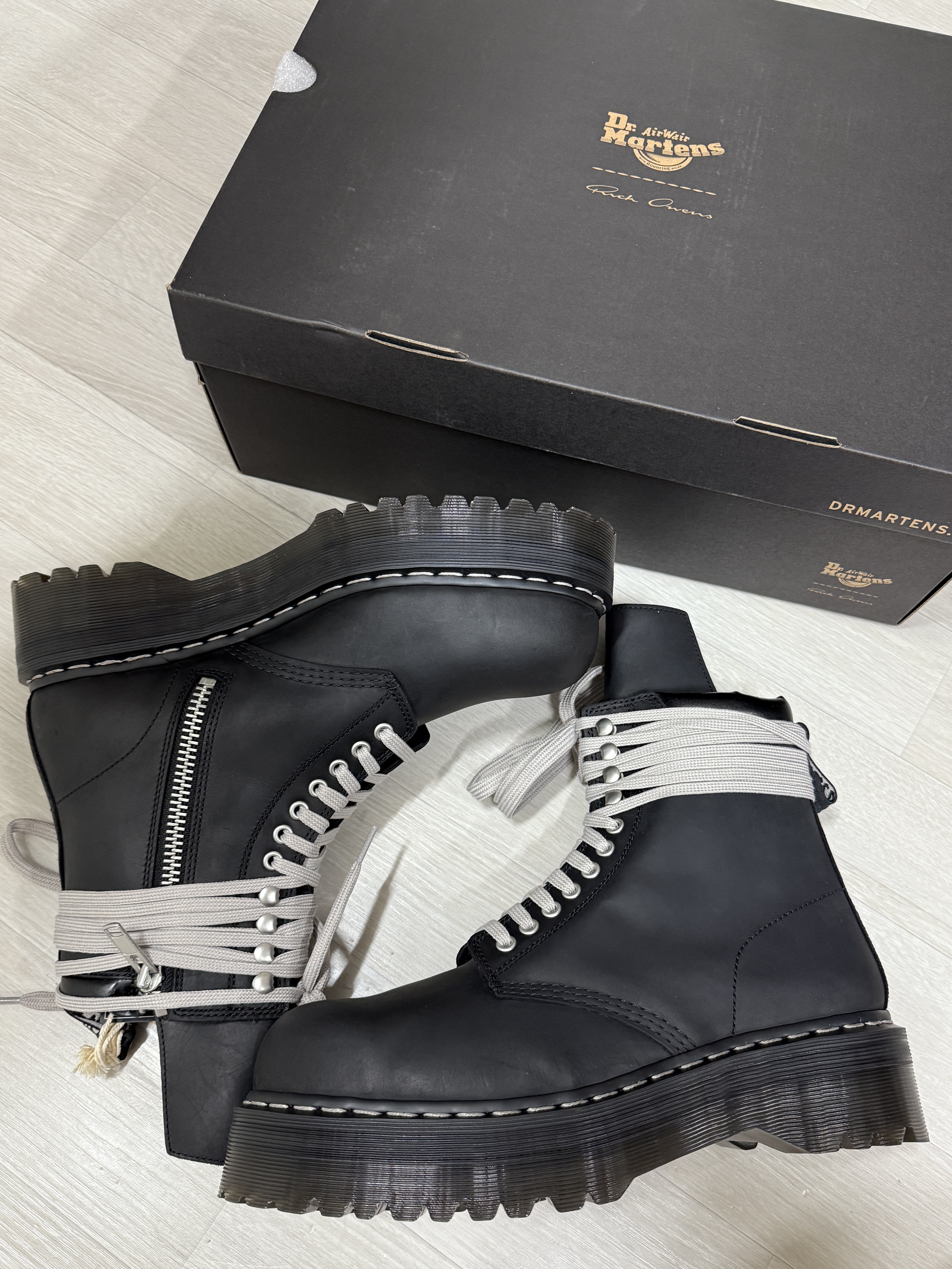 Dr. Martens x Rick Owens Quad Sole Steel Toe Boots Black 착용 스타일 - 2