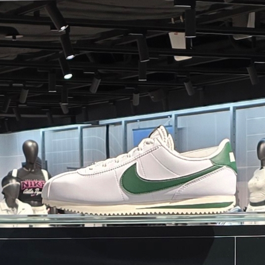 Nike Cortez Sail Stadium Green 착용 스타일