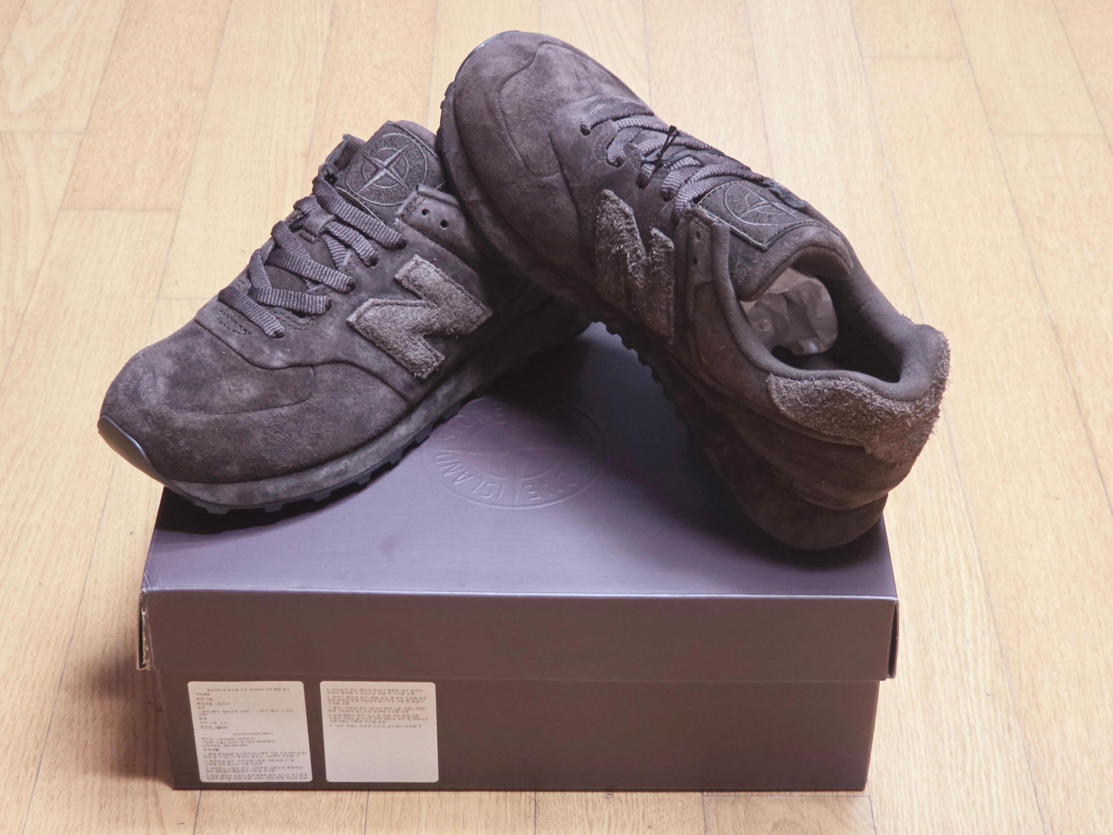 New Balance x Stone Island 574 Ghost Dark Brown 착용 스타일 - 1