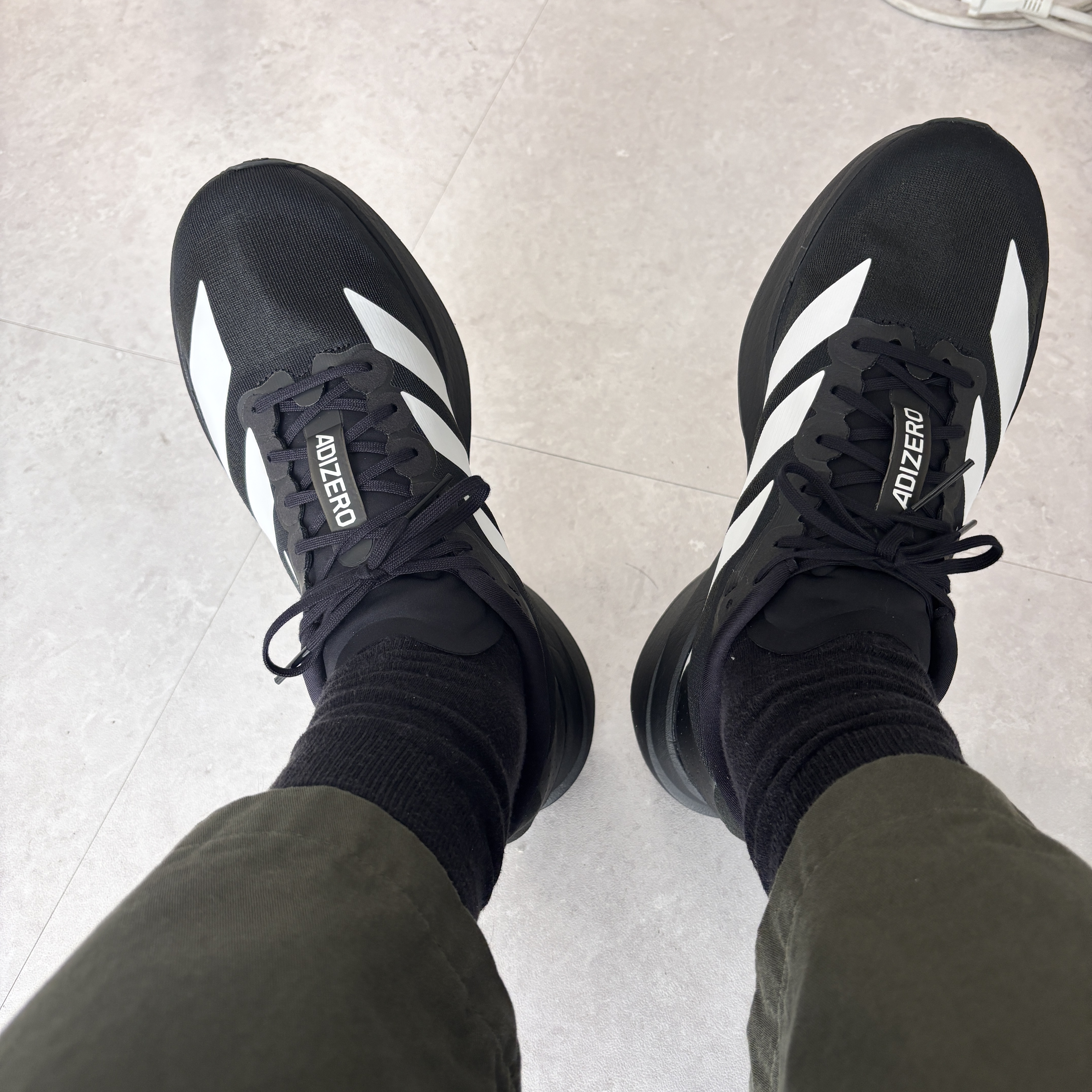 Adidas Adizero EVO SL Core Black Cloud White 착용 스타일