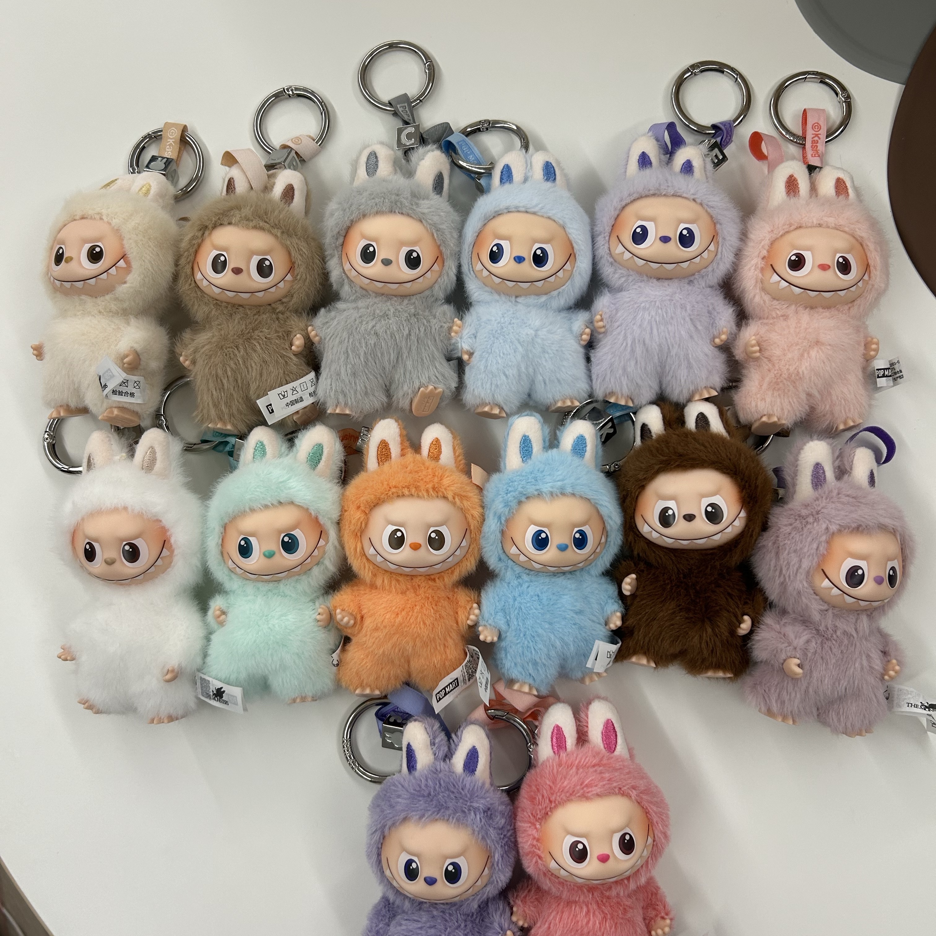 Pop Mart Labubu The Monsters Pin For Love Series Vinyl Plush Pendant Sealed Case (A-M) (14 Blind Boxes) 착용 스타일