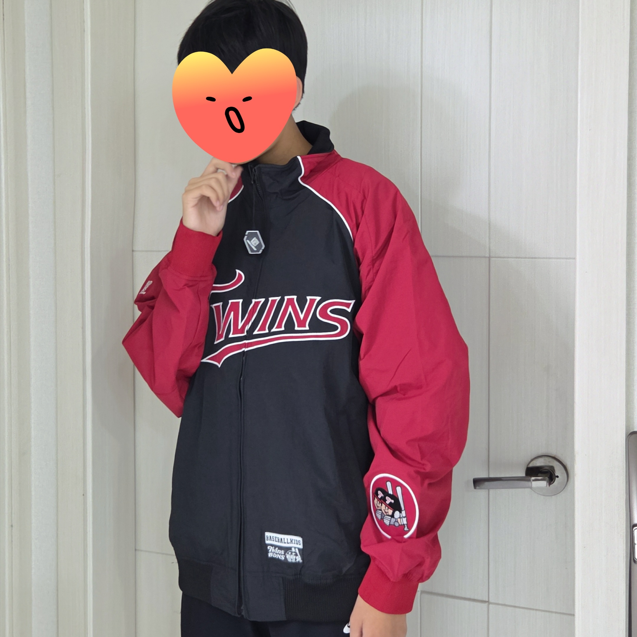 BDNS x LG TWINS Dugout Jacket Red 착용 스타일