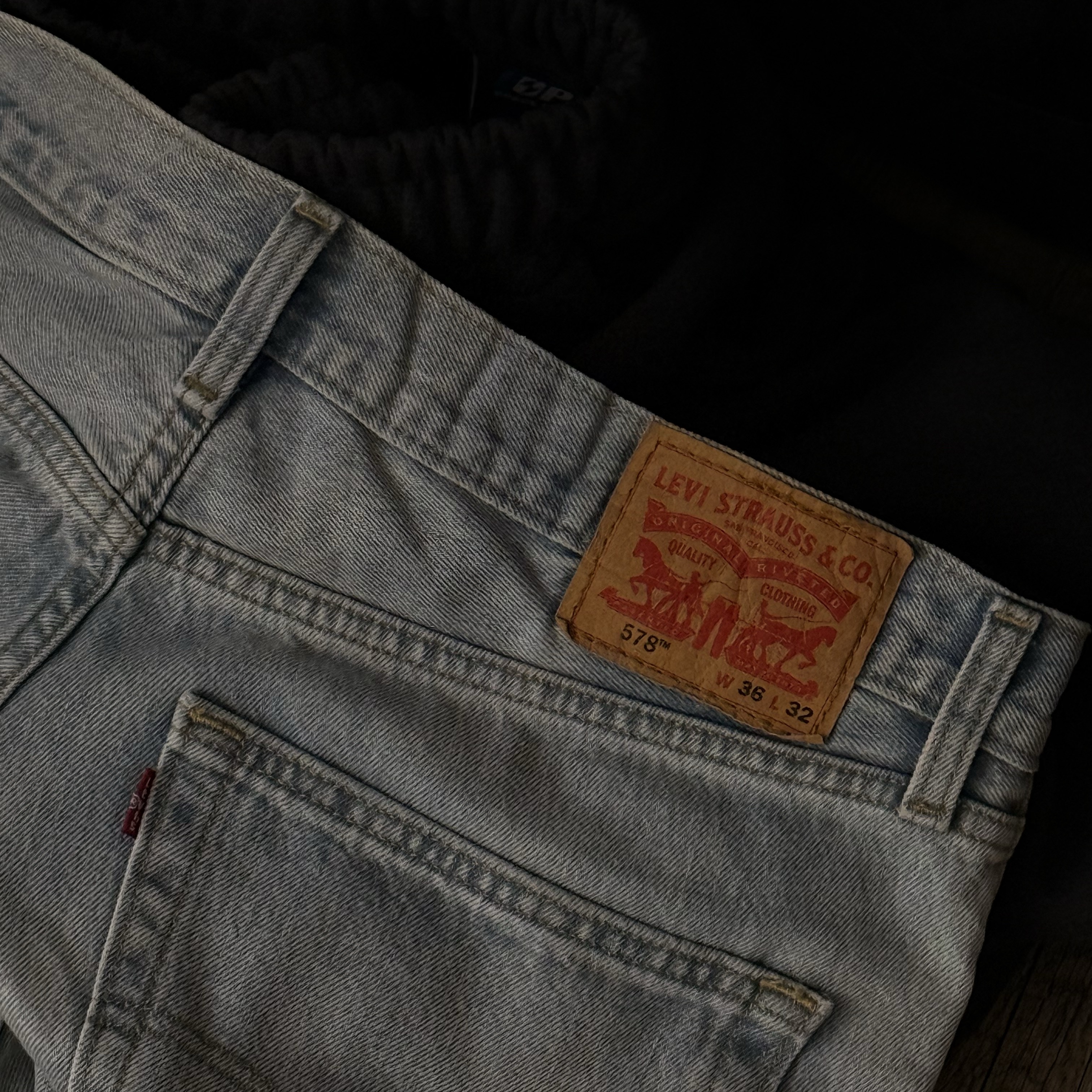 Levi's 578 Baggy Jeans Medium Wash, Salomon XT-6 ADV Black 착용 스타일 - 1
