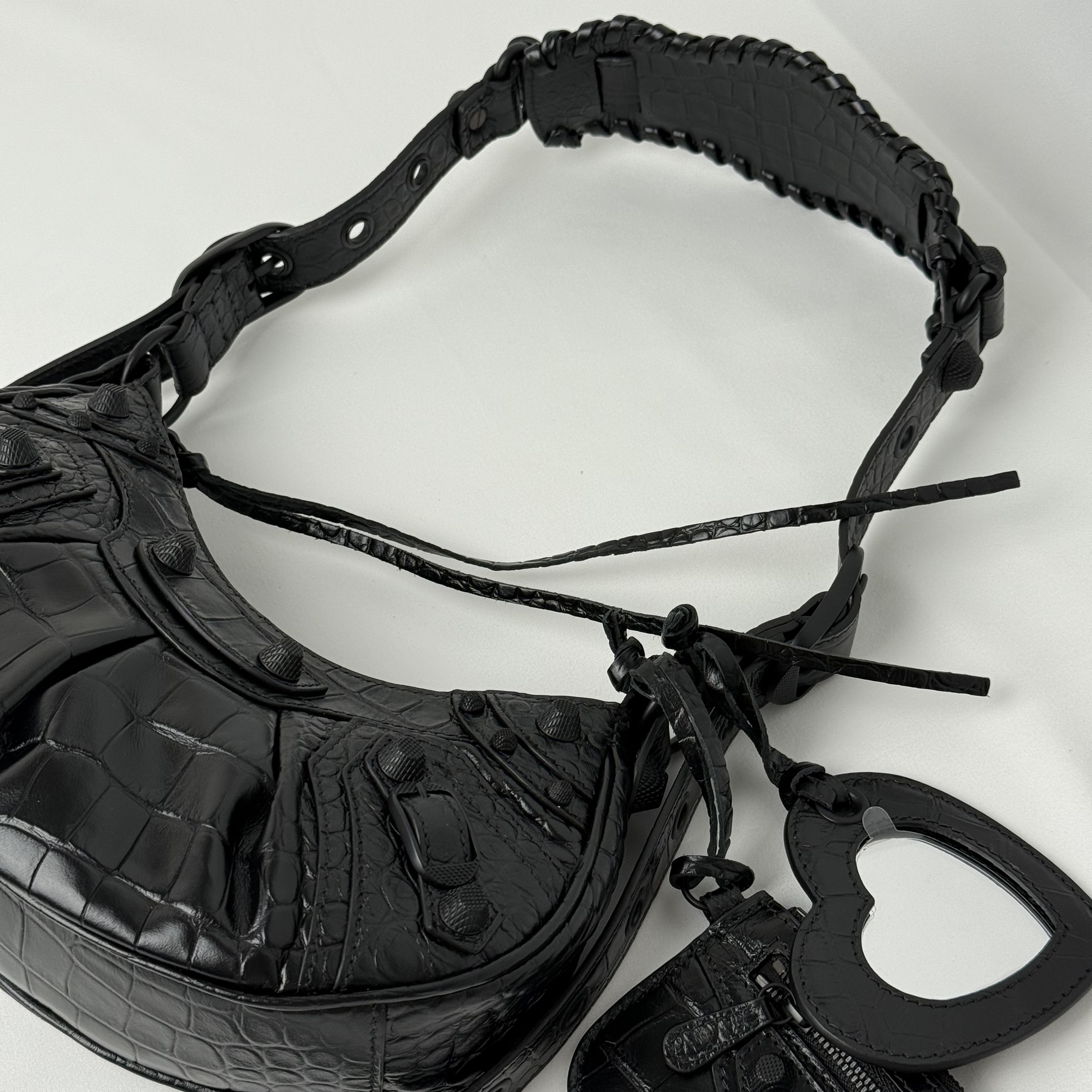Balenciaga Crocodile Embossed Le Cagole XS Shoulder Bag Black 착용 스타일