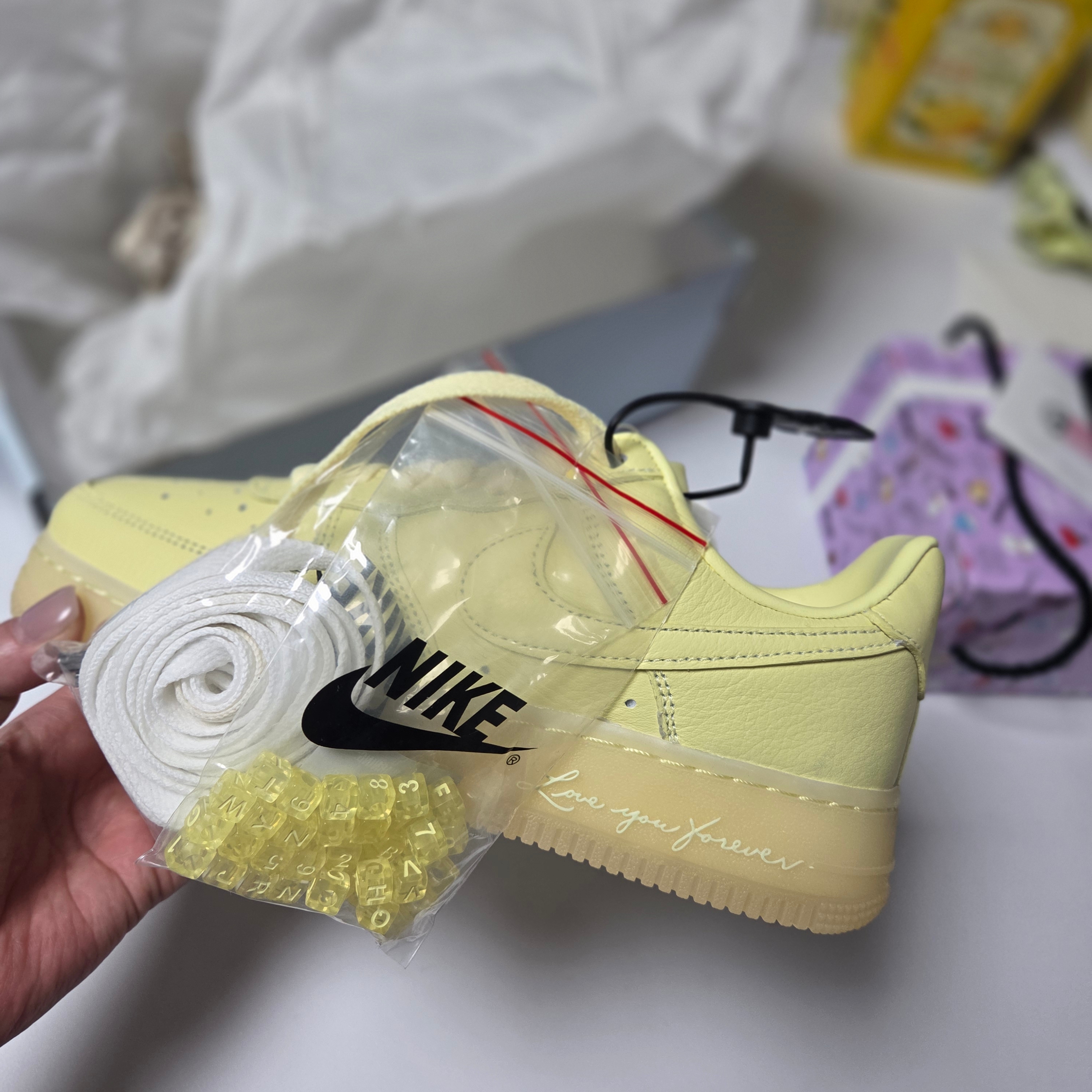 Nike x Drake Nocta Air Force 1 Low SP Certified Lover Boy Citron Tint Cobalt Tint 착용 스타일 - 2