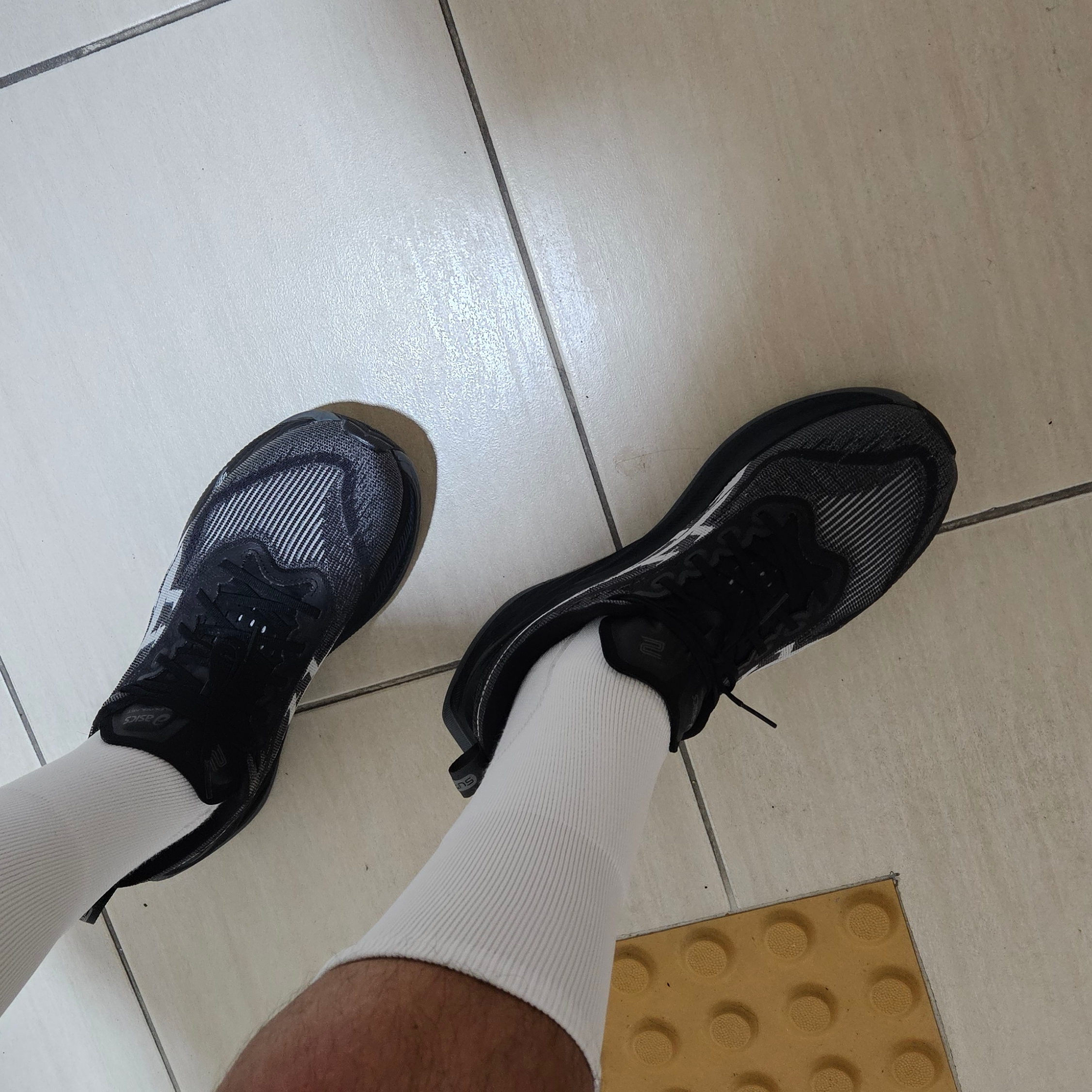 Asics Superblast 2 Black White 착용 스타일 - 1