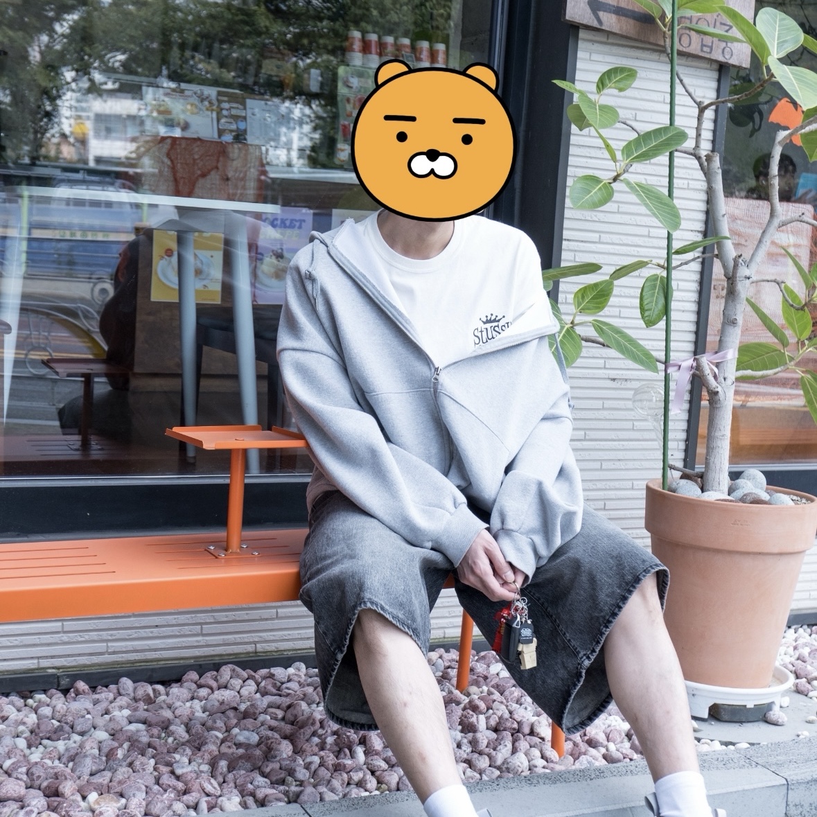 Stussy Beach House Pigment Dyed T-Shirt Natural, Balenciaga 10XL Sneakers White Grey Silver Black 착용 스타일 - 1