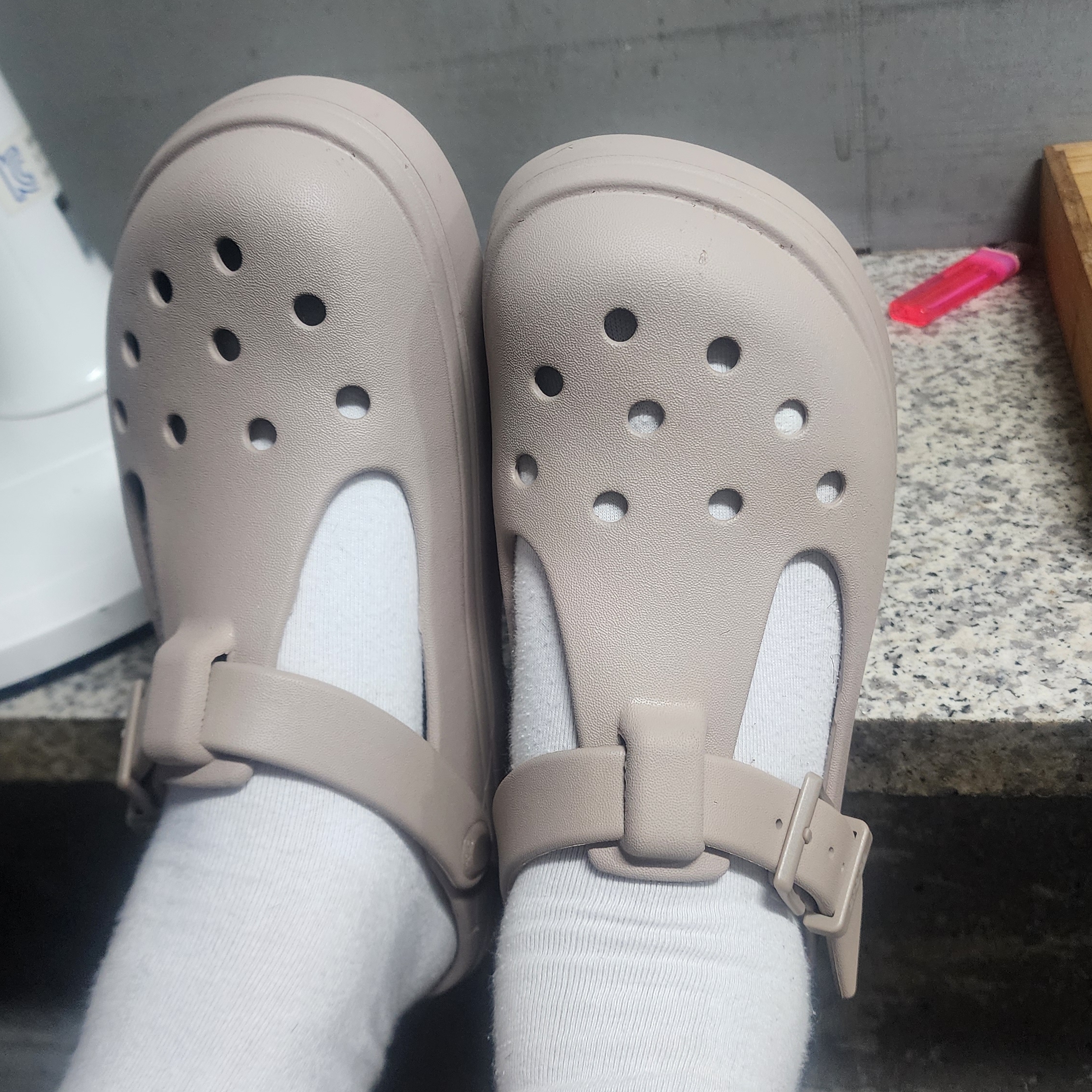 Crocs Classic Mary Jane Clog Taupe 착용 스타일