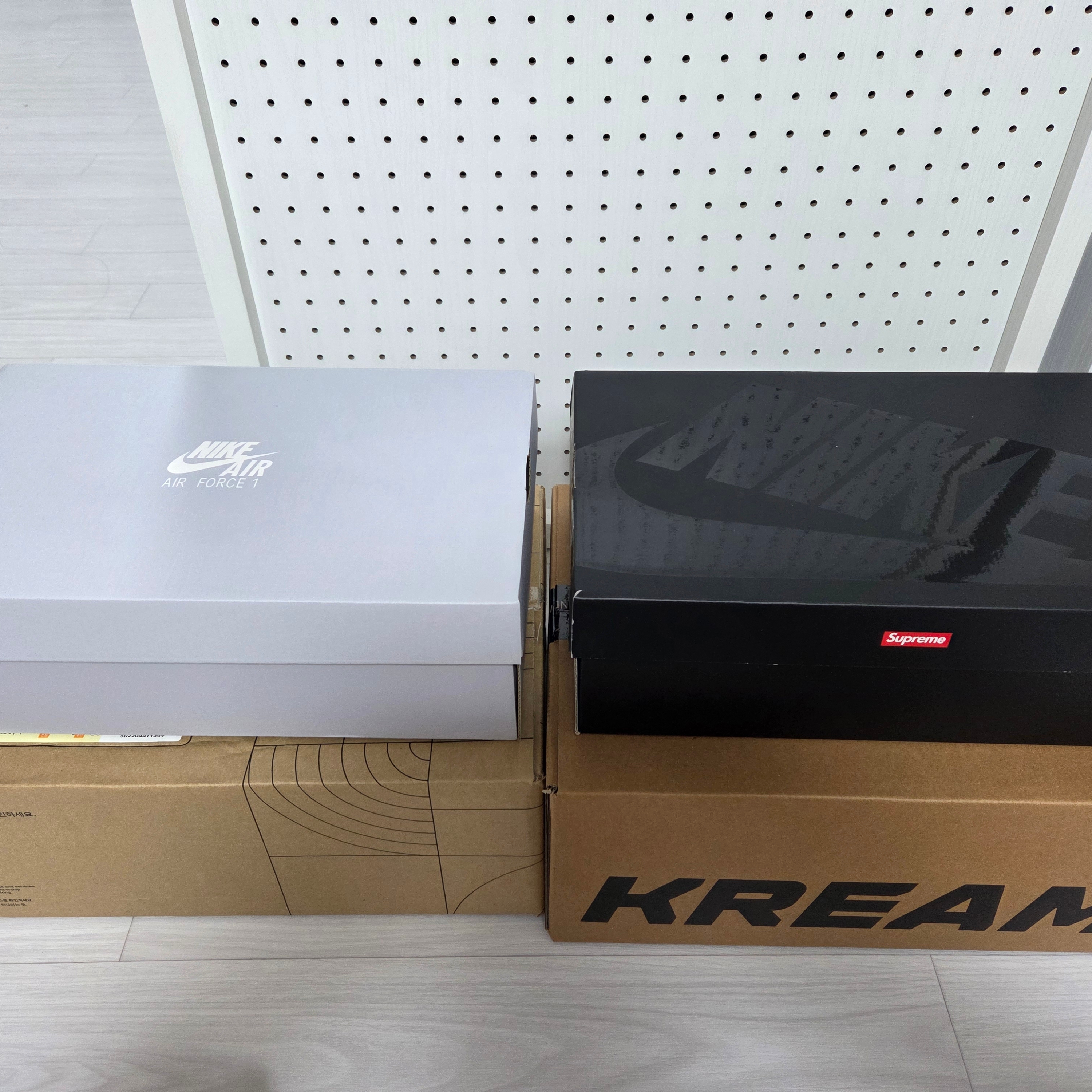 Nike x Supreme Air Force 1 Low Black, Nike Air Force 1 '07 Black White 착용 스타일 - 1