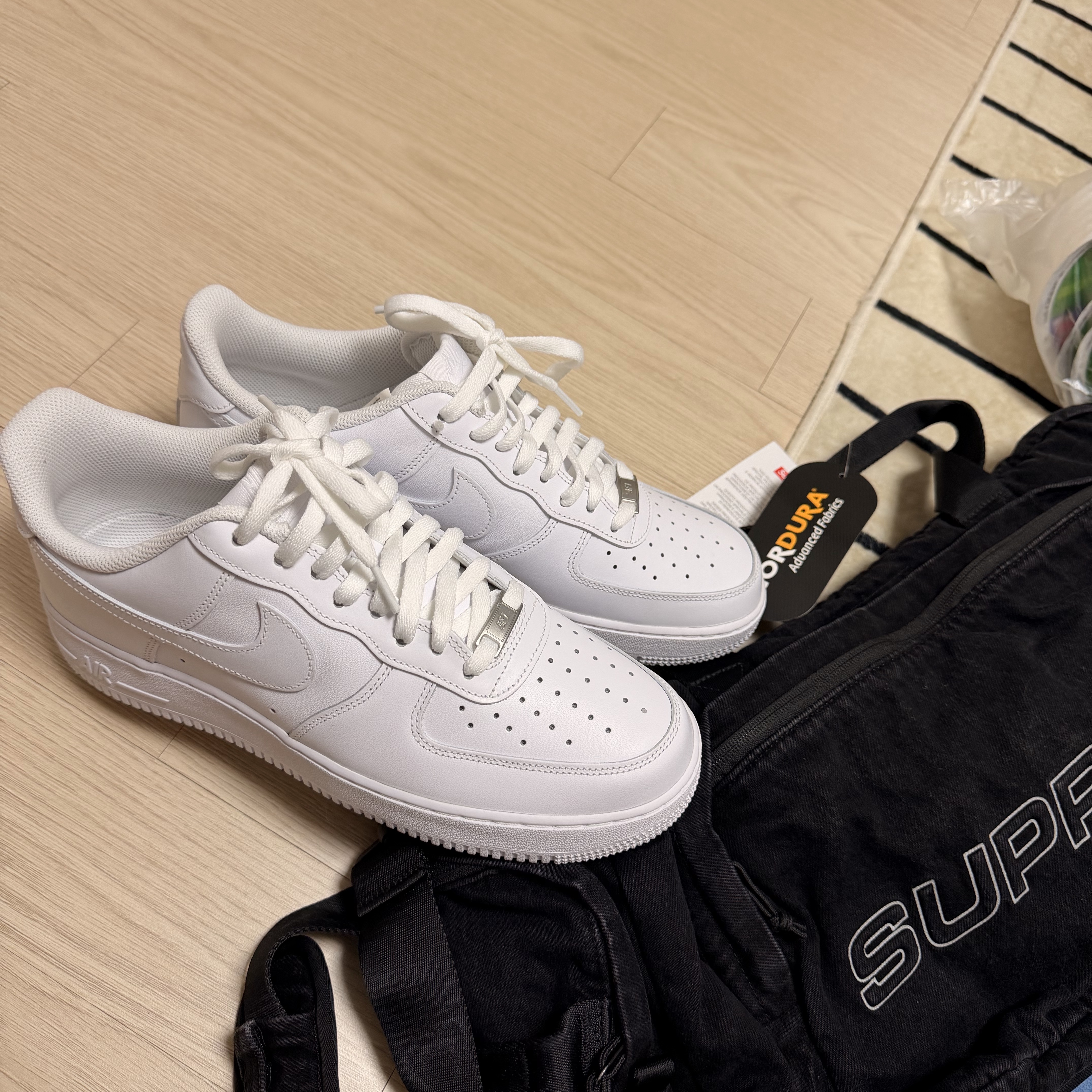 Nike Air Force 1 '07 Low White, Supreme Denim Duffle Bag Black - 25FW 착용 스타일