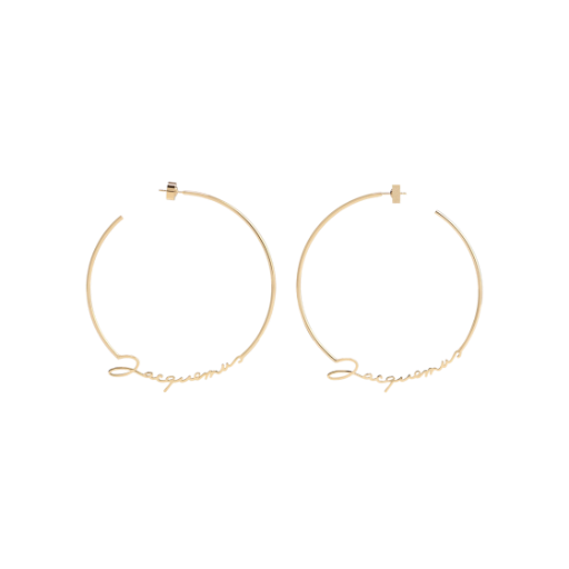(W) 자크뮈스 레 크레올 자크뮈스 시그니쳐 로고 후프 이어링 골드((W) Jacquemus Les Creoles Jacquemus Signature Logo Hoop Earrings Gold)