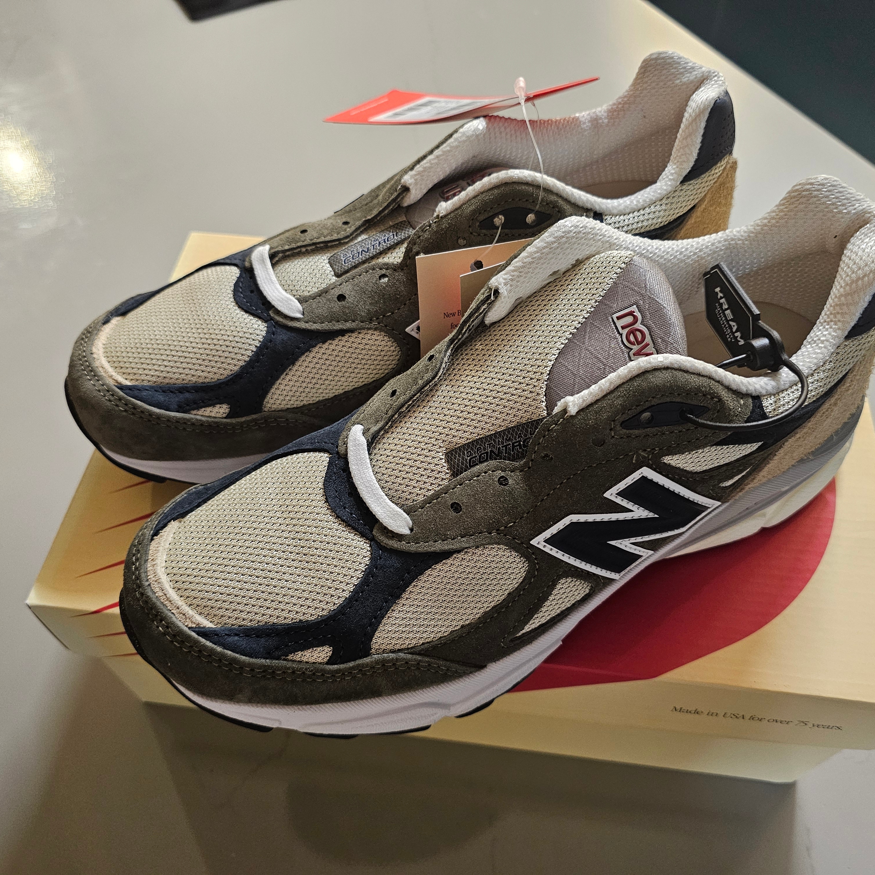 New Balance 990v3 Made in USA Olive 착용 스타일 - 1