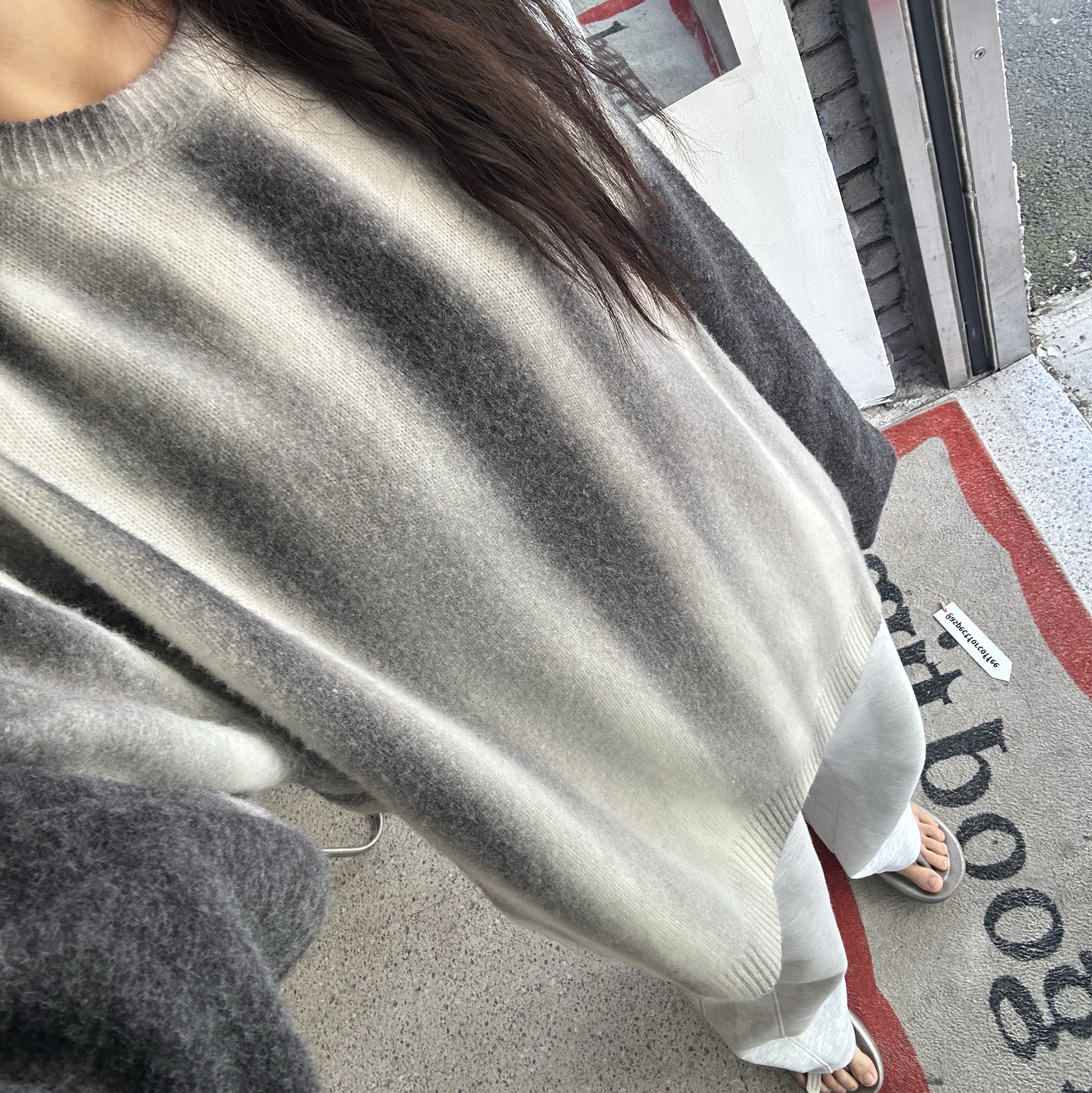 Supreme Blurred Logo Sweater Black - 23FW 착용 스타일