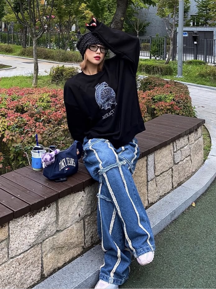 PHOS333 Miraculum Bascinet Sweatshirt Black, PHOS333 Miraculum Bascinet Sweatshirt Oatmeal 착용 스타일 - 1