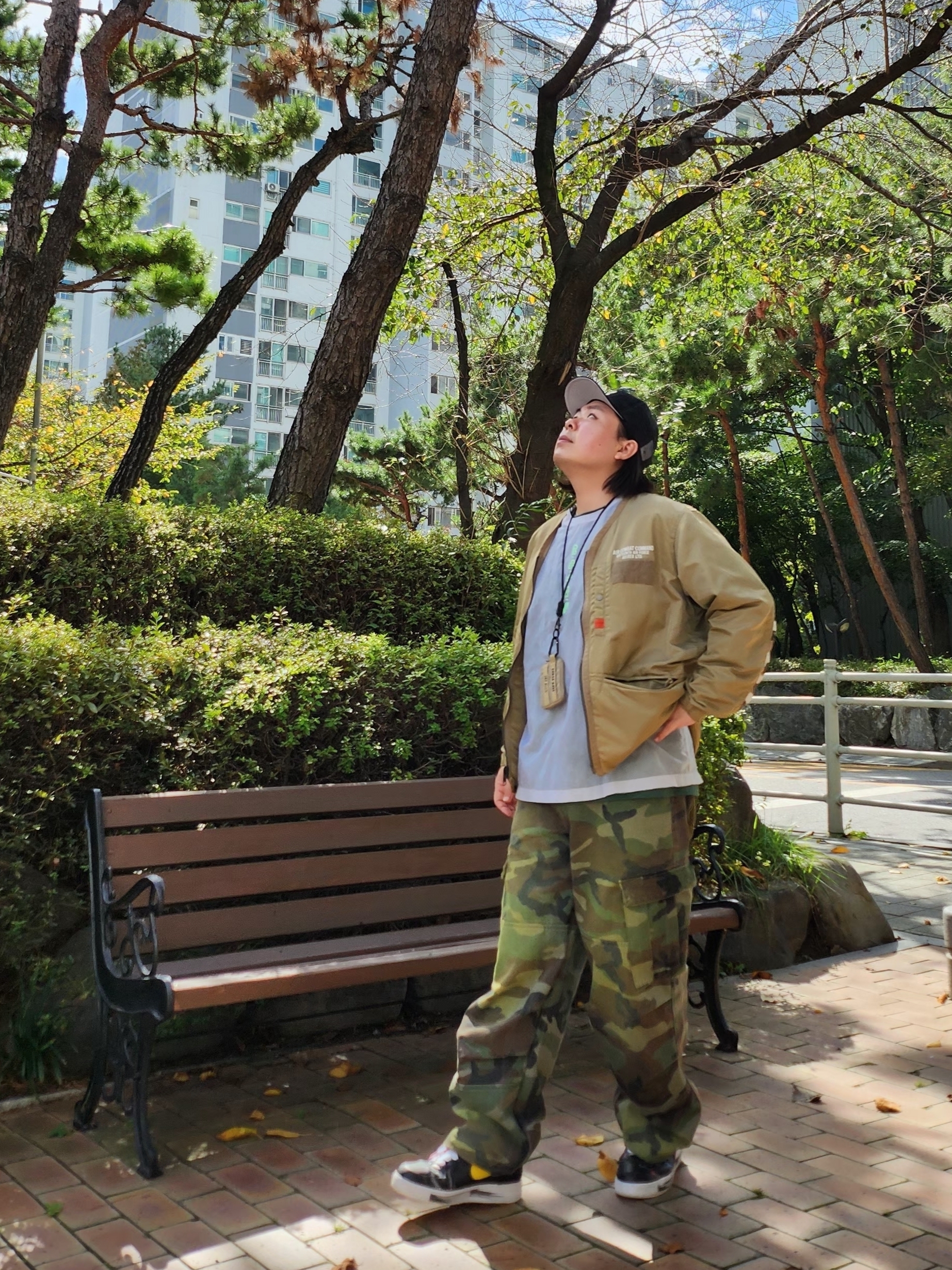 Nike x Peaceminusone Air Force 1 Low Para-Noise 3.0 Black and Multicolor, Suade Washed Cargo Pants Green Camo 착용 스타일 - 1