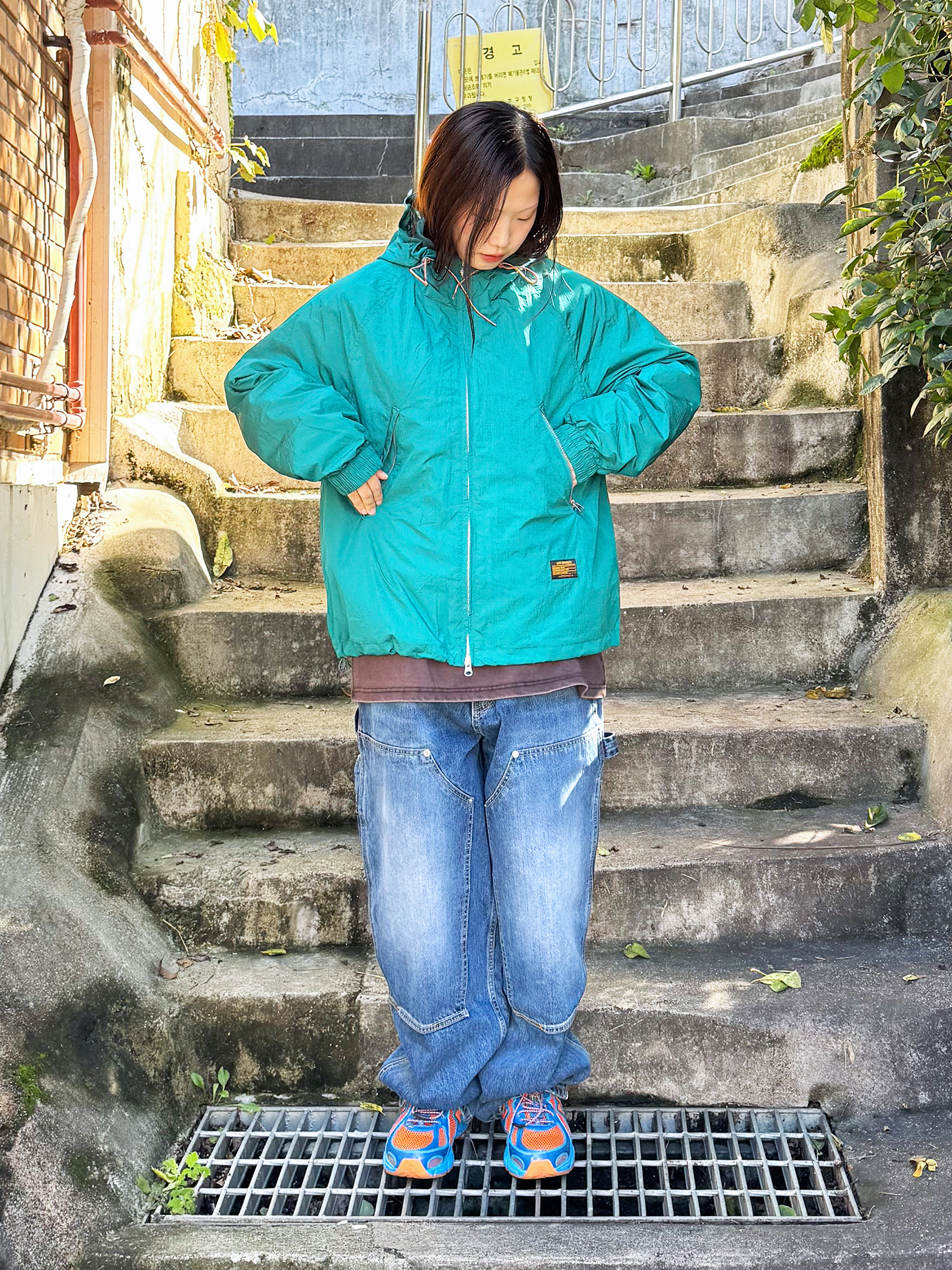 QT8 GARMENTS Nostalgia Windbreaker Green, QT8 GARMENTS Double Knee Washed Pants Blue 착용 스타일 - 1