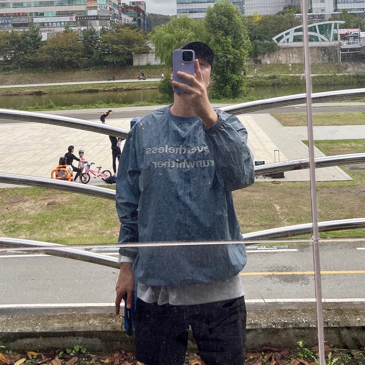 [KREAM 단독] runwhither Windbreaker MTM V2 Blue 착용 스타일