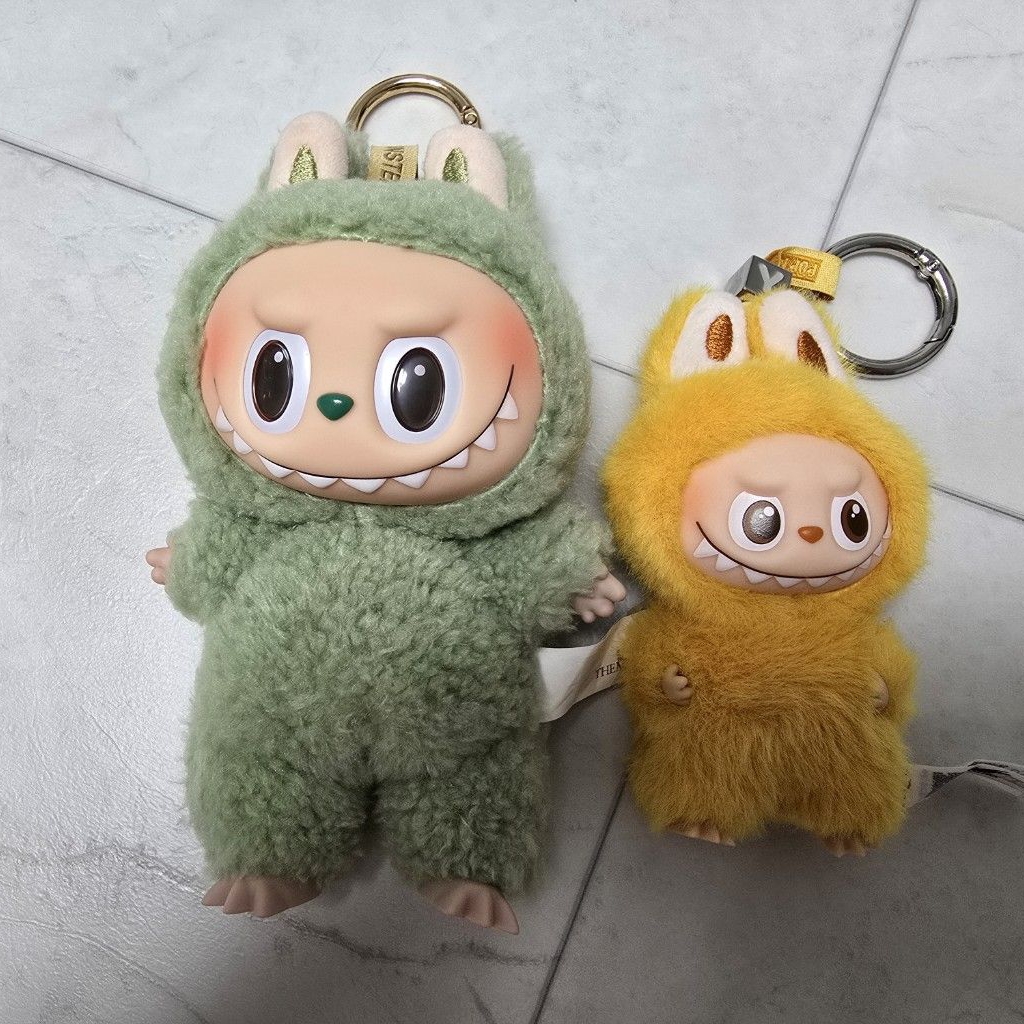 Pop Mart The Monsters Labubu Tasty Macarons Series Sealed Case (Bundle of 3/1 Blind Box) 착용 스타일