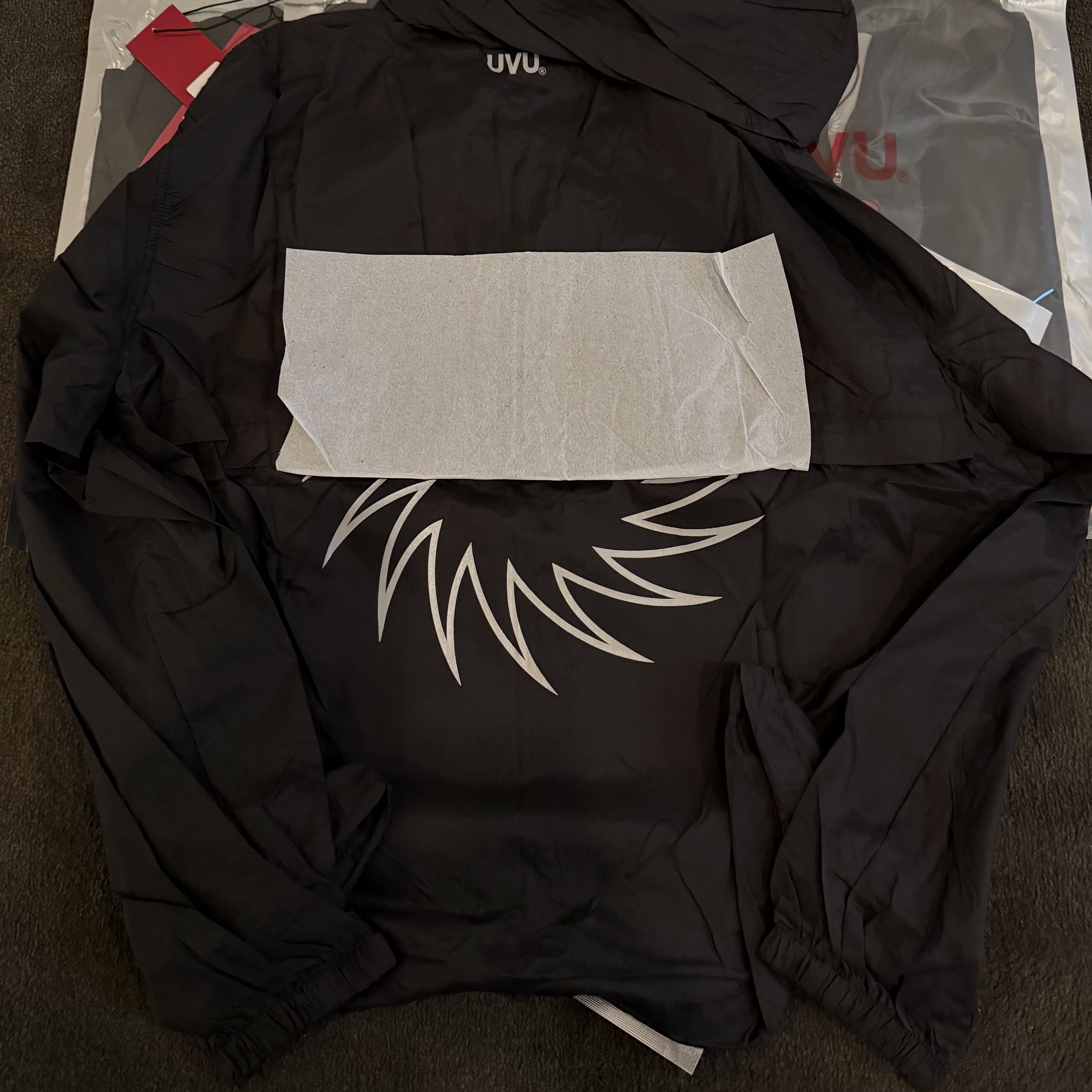 UVU Ultralight Windbreaker Black 착용 스타일