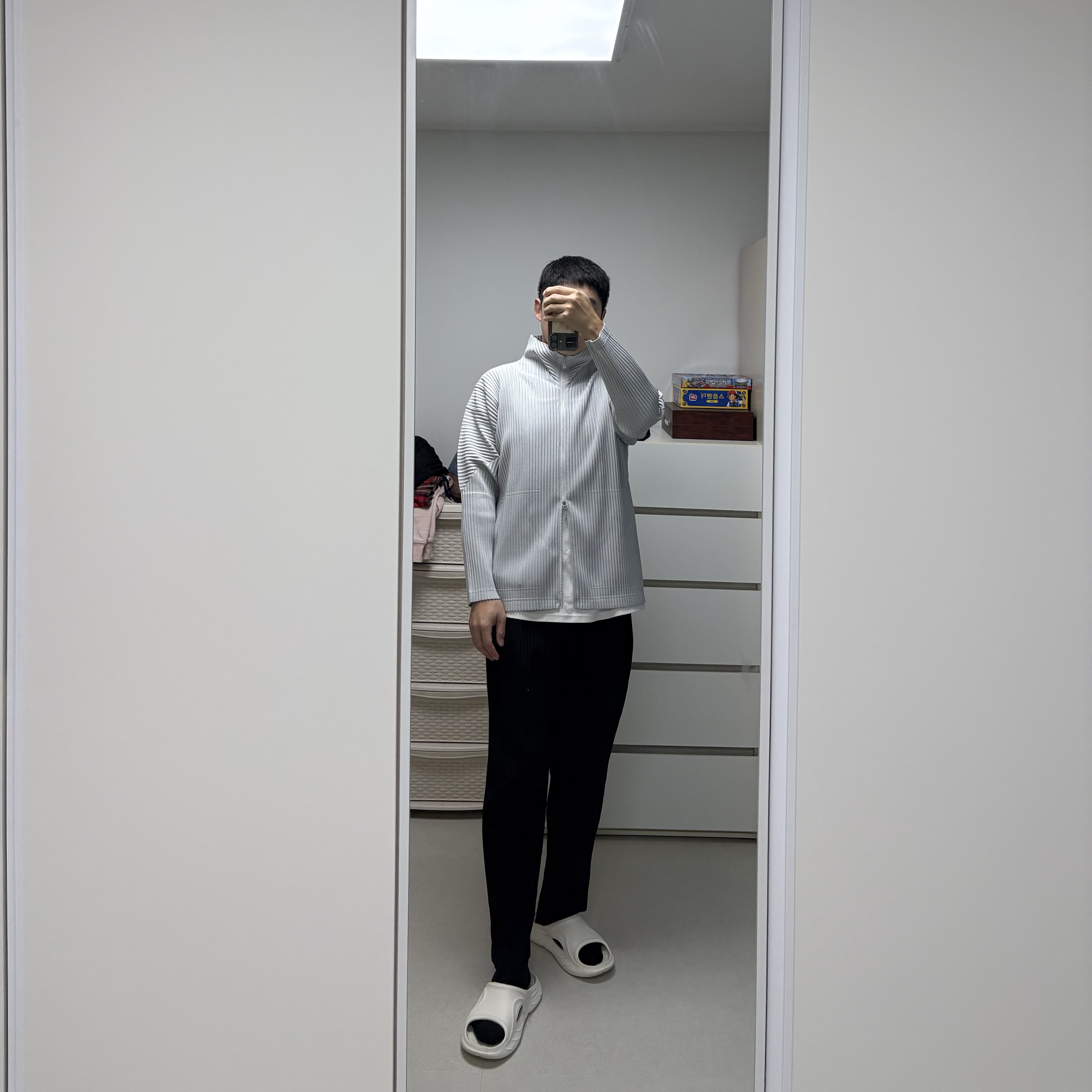 Homme Plisse Issey Miyake Basics Zip Up Jacket Light Gray 착용 스타일