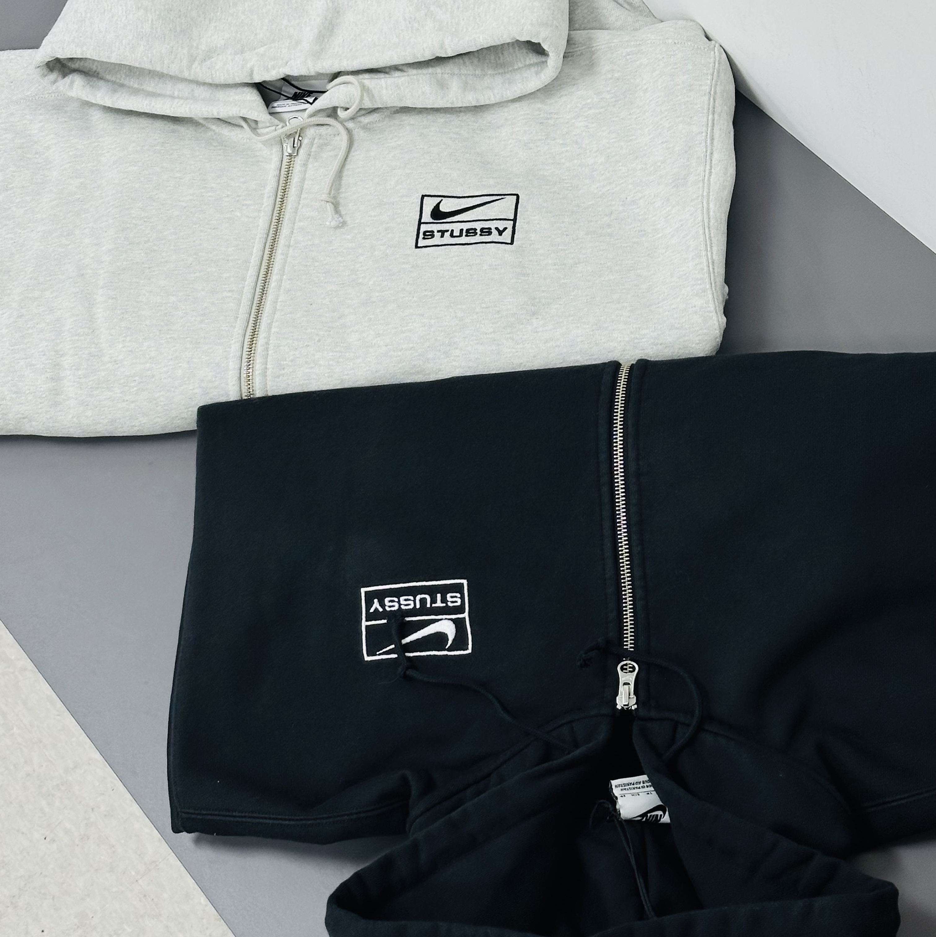 Nike x Stussy Full Zip Fleece Hoodie Grey Heather (FJ9181-050), Nike x Stussy Full Zip Washed Fleece Hoodie Black (FJ9175-010) 착용 스타일 - 1