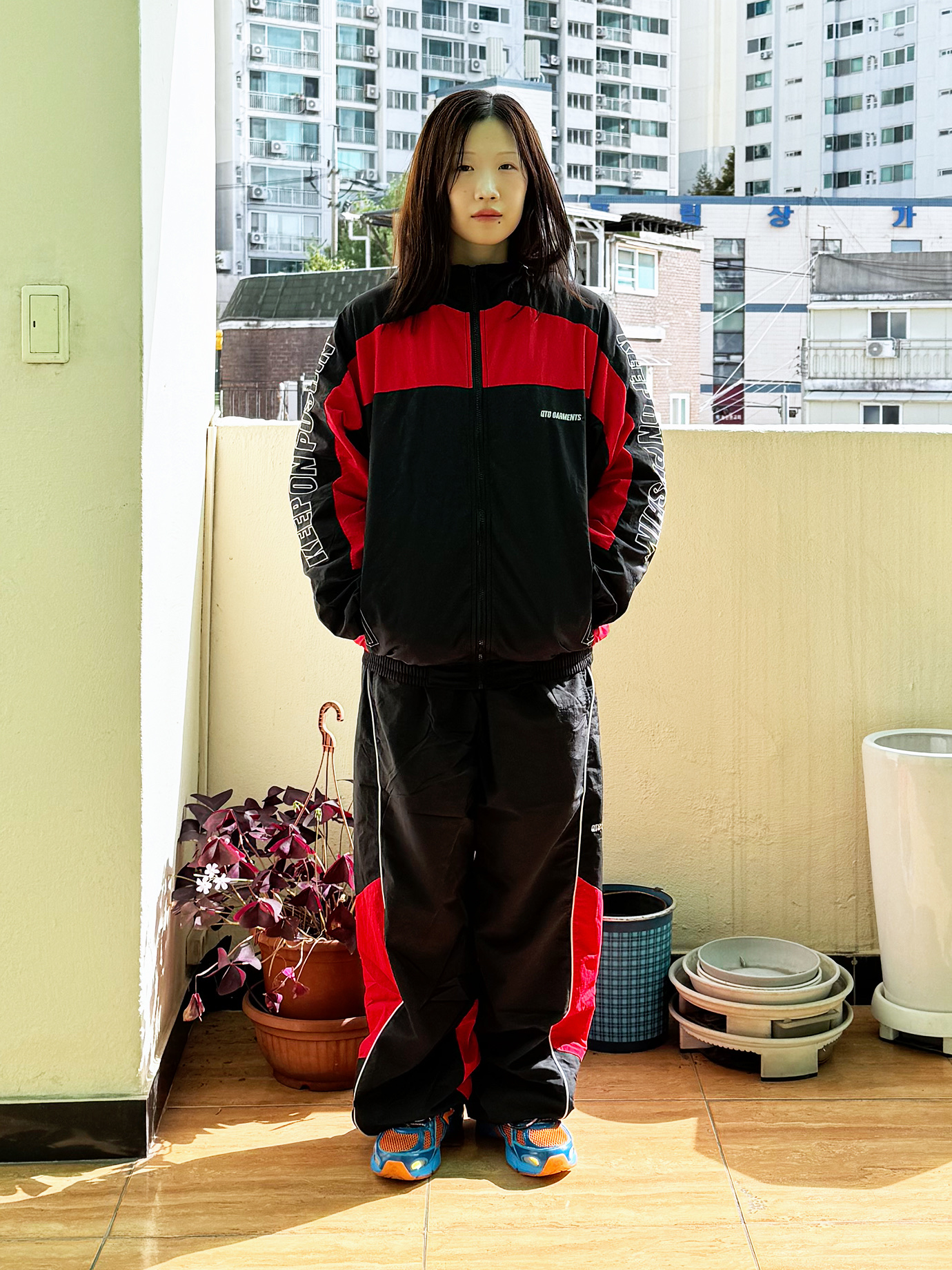 QT8 Garments Retro Hooded Track Jacket Black/Red, QT8 GARMENTS Track Pant Black/Red 착용 스타일 - 1