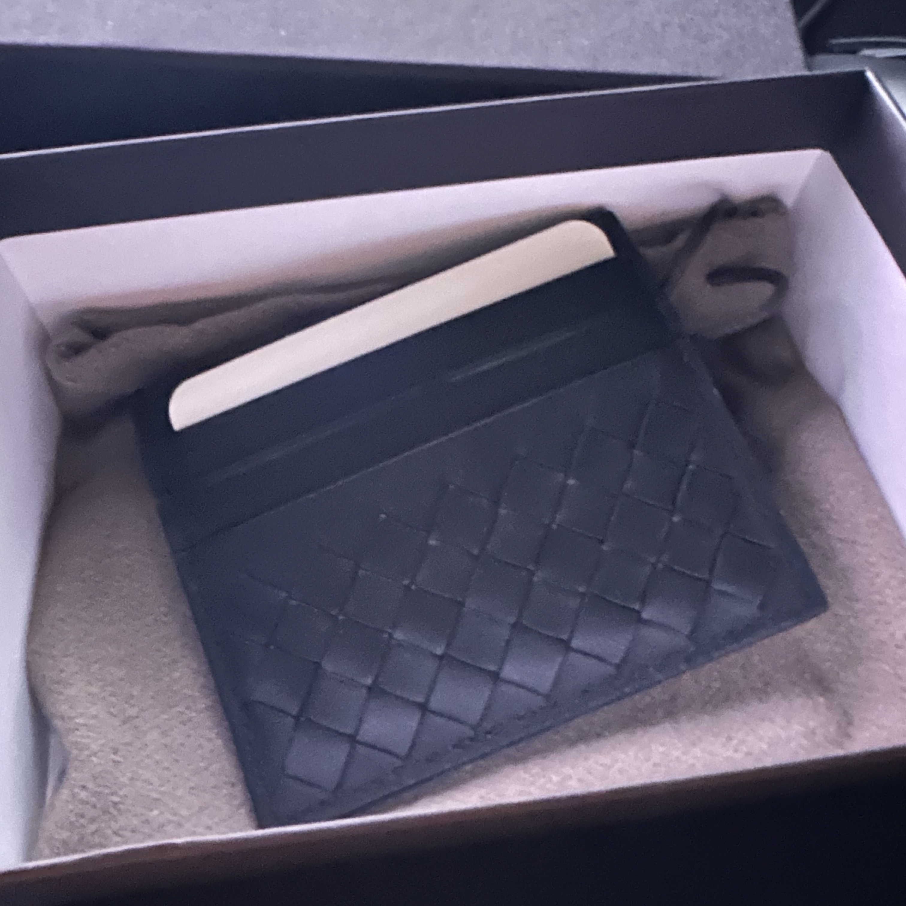 Bottega Veneta Credit Card Case Black 착용 스타일