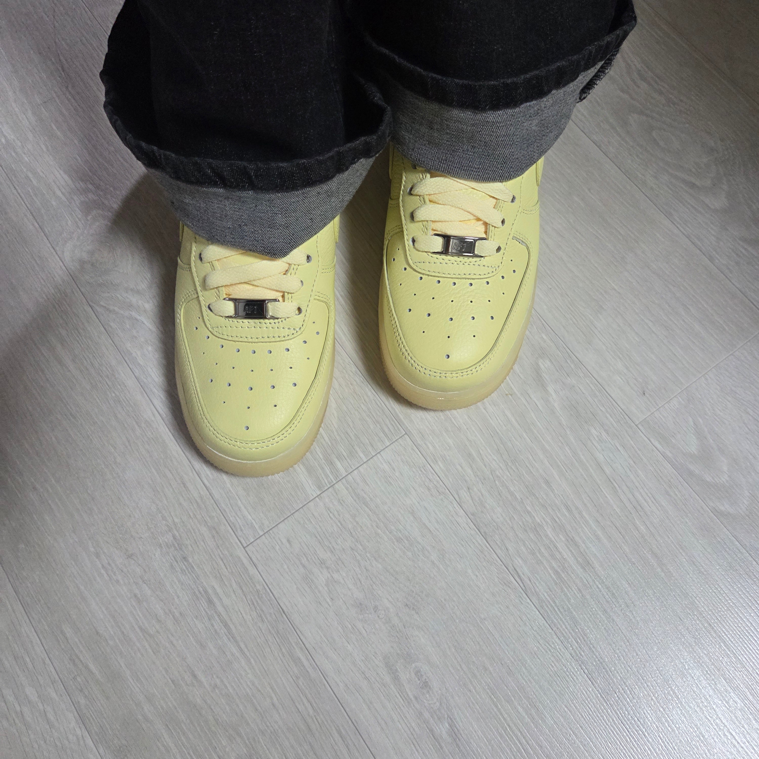 Nike x Drake Nocta Air Force 1 Low SP Certified Lover Boy Citron Tint Cobalt Tint 착용 스타일 - 1