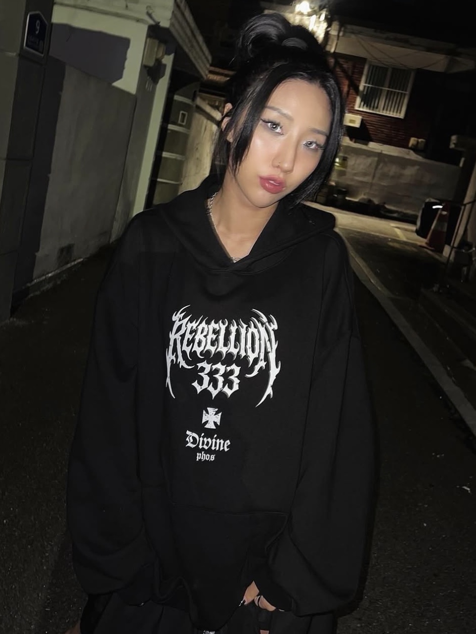 PHOS333 Rebellion 333 Hoodie Black, PHOS333 Rebellion 333 Hoodie Melange White 착용 스타일 - 2