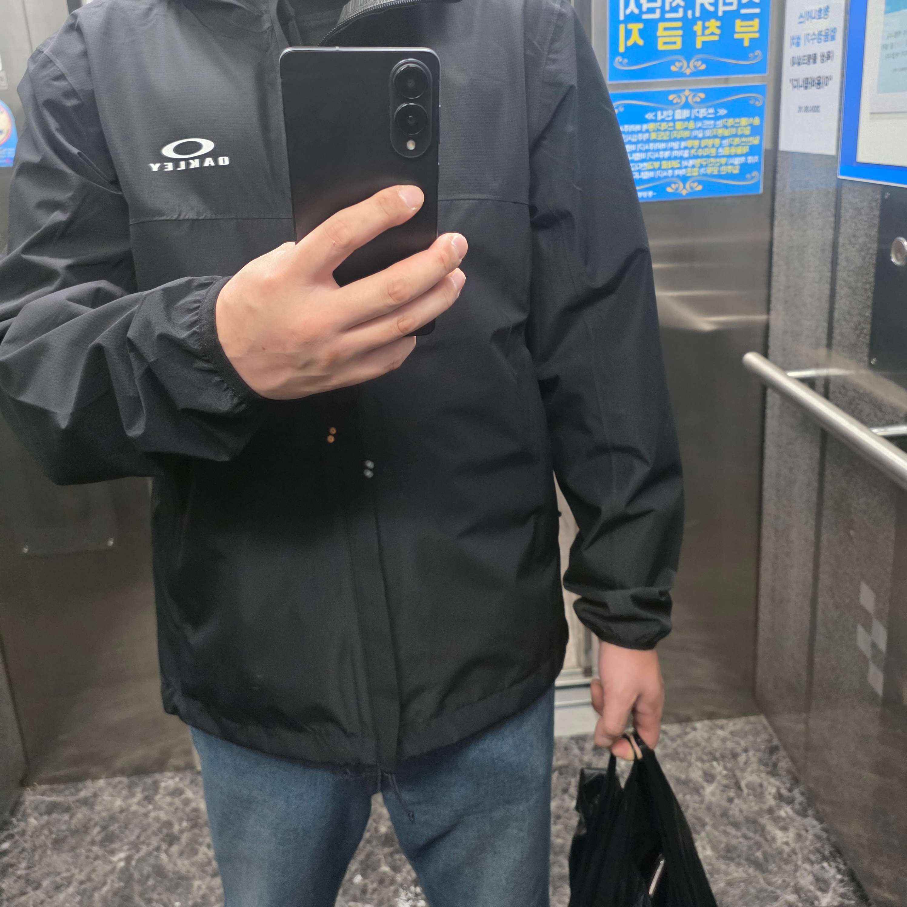 Oakley Elements Shell Jacket 2.0 Blackout 착용 스타일
