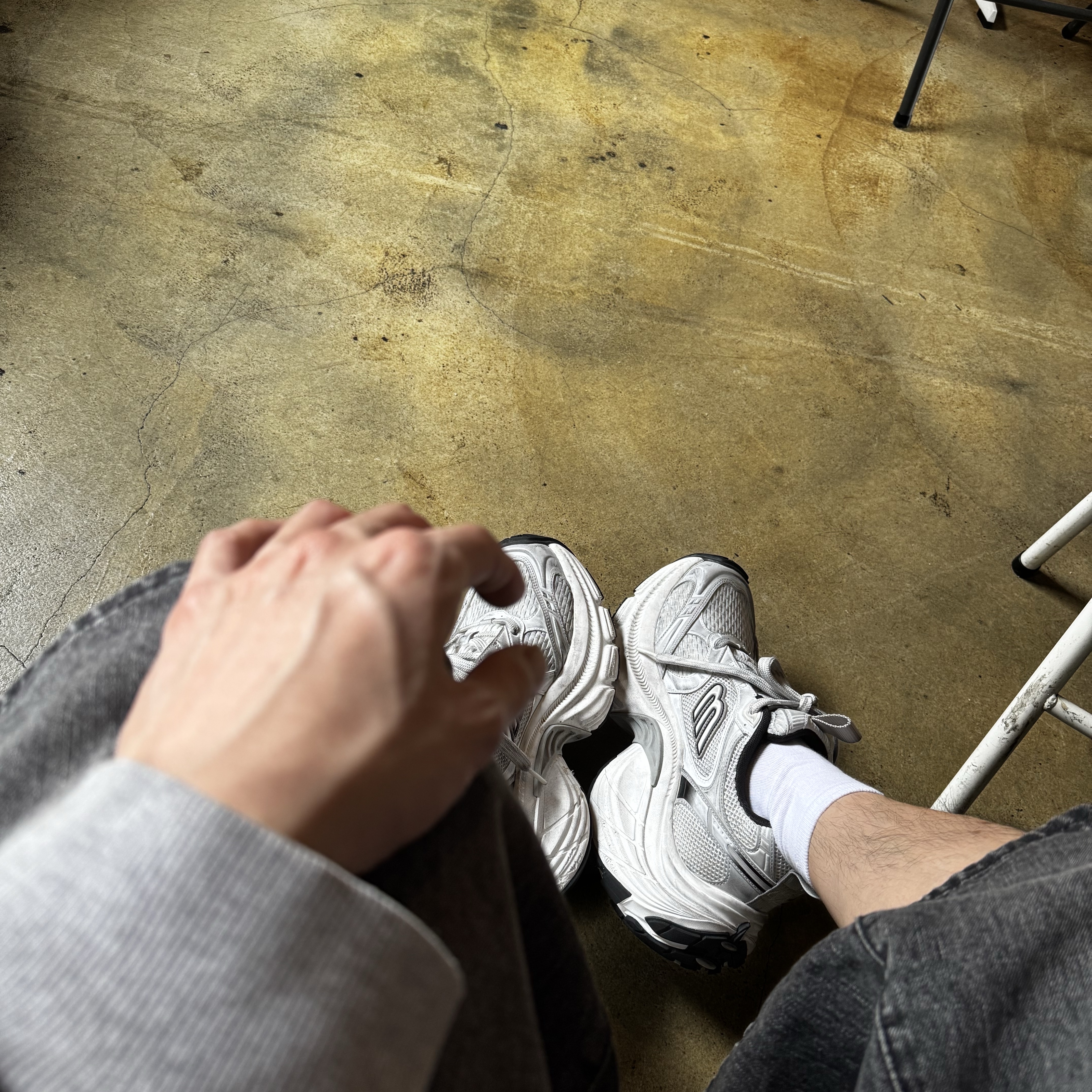 Stussy Beach House Pigment Dyed T-Shirt Natural, Balenciaga 10XL Sneakers White Grey Silver Black 착용 스타일 - 2