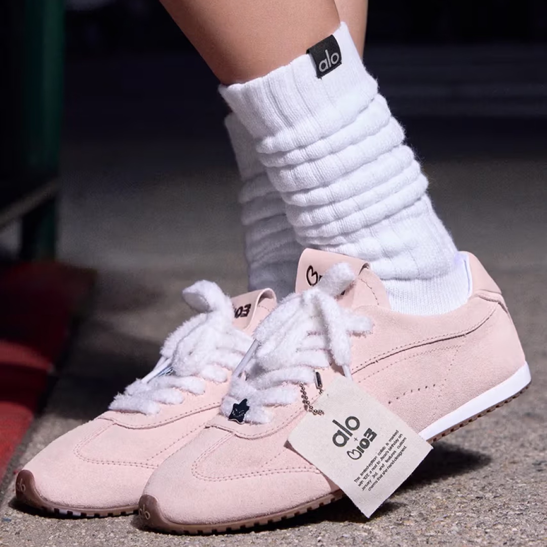 (W) Alo Yoga Sunset Sneaker Sandstone Ivory 착용 스타일 - 4