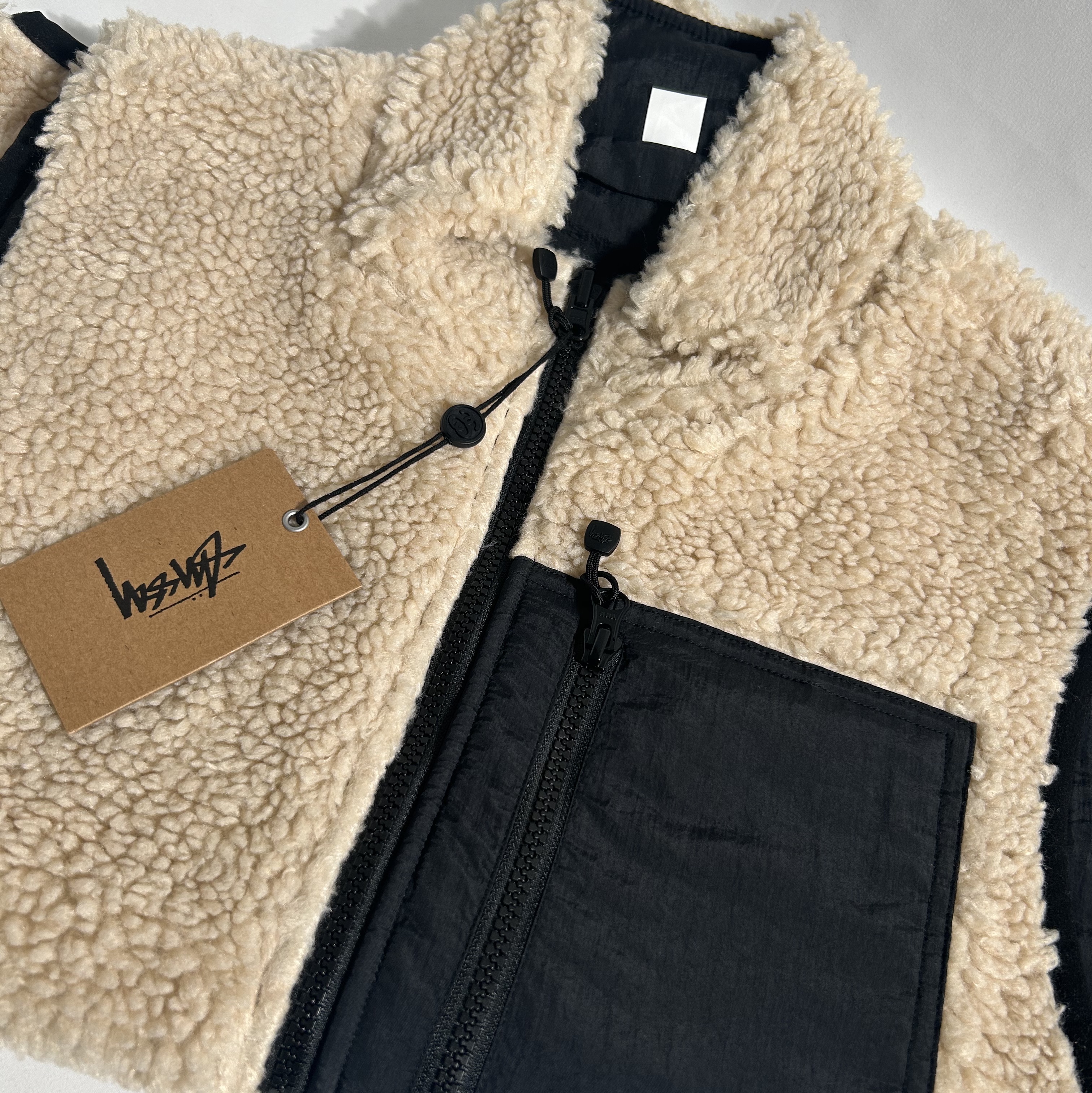 Stussy Sherpa Reversible Vest Beige 착용 스타일