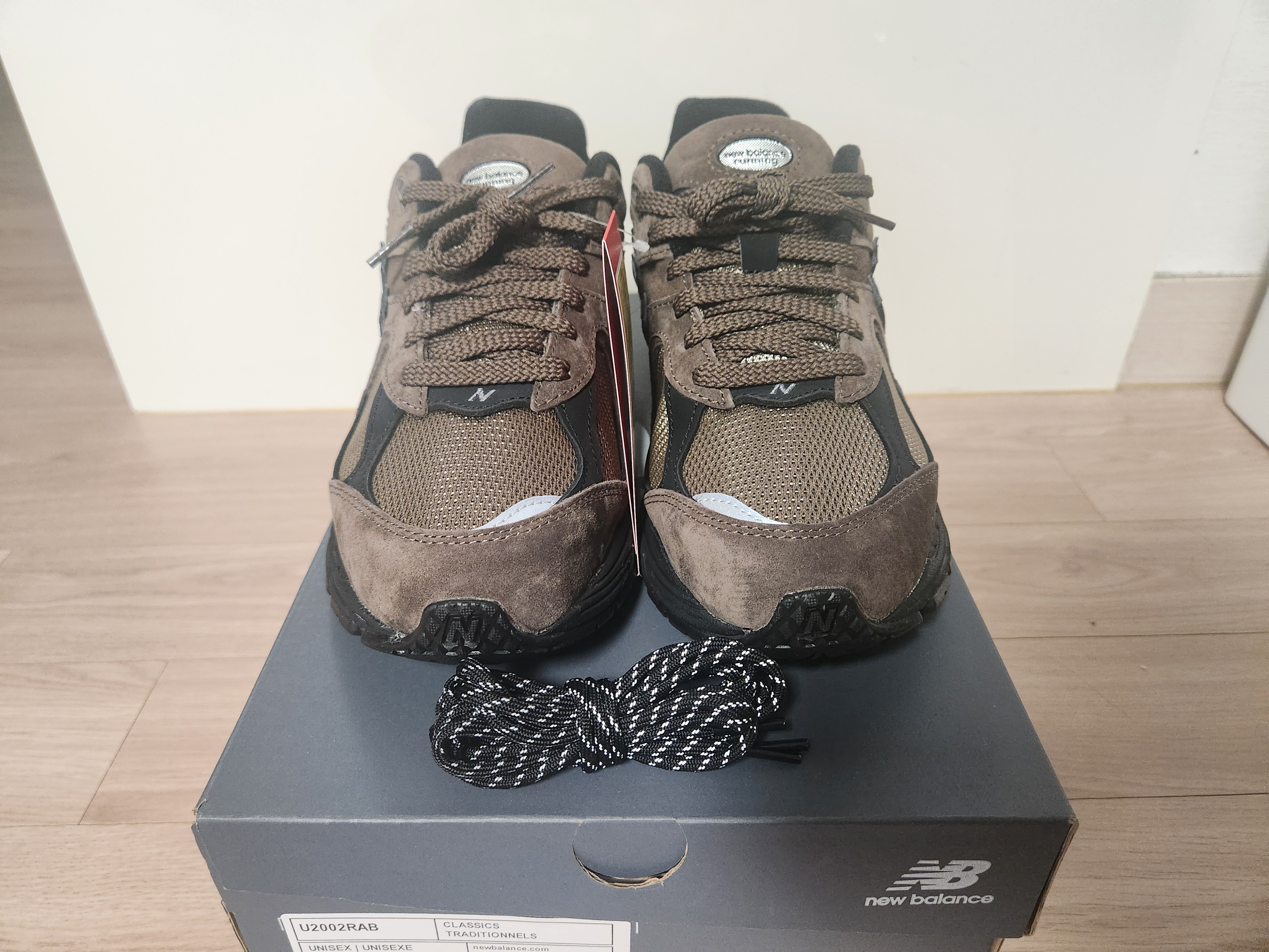 New Balance 2002R Brown Black 착용 스타일 - 3