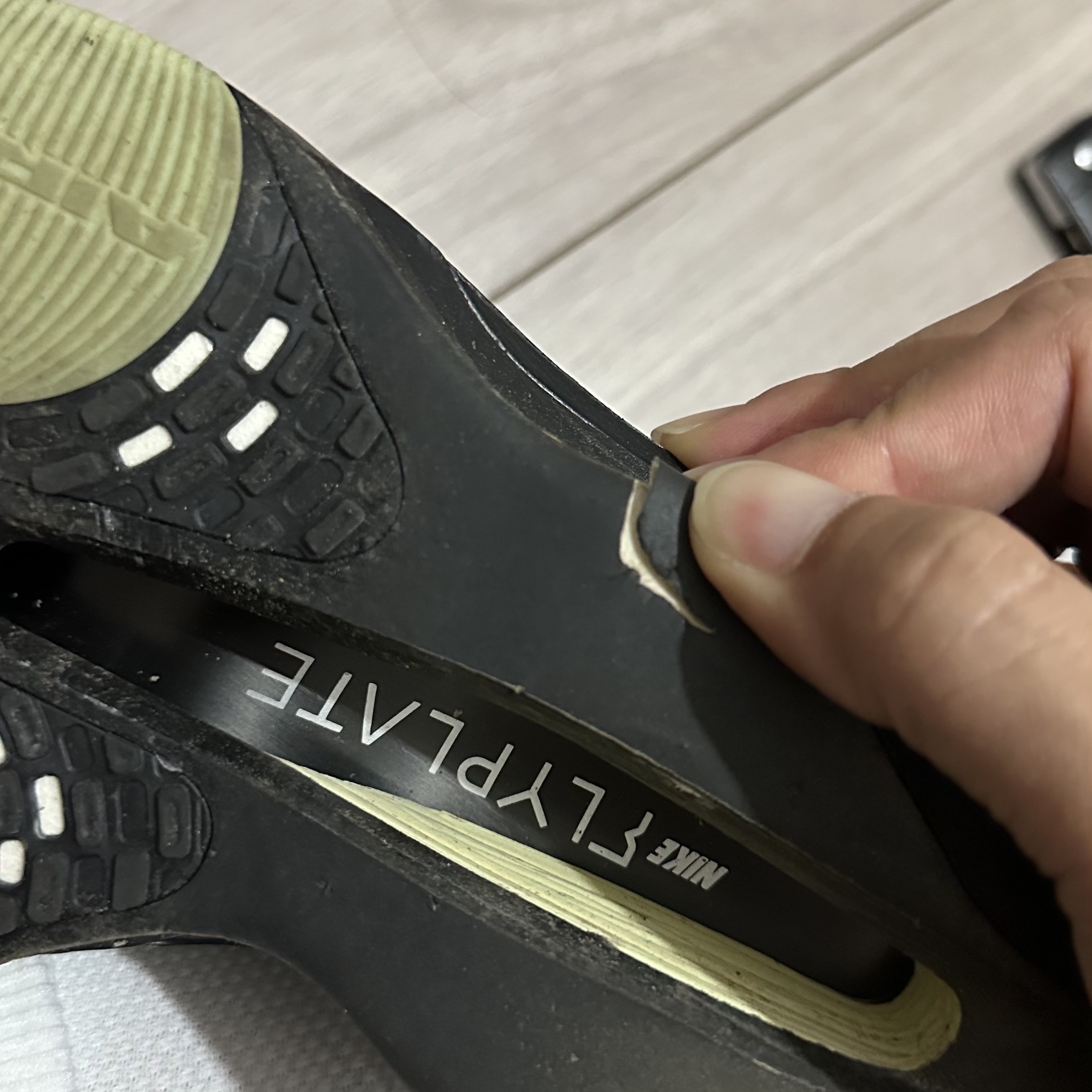 Nike Air Zoom Alphafly Next% 3 Black Olive Aura 착용 스타일 - 2